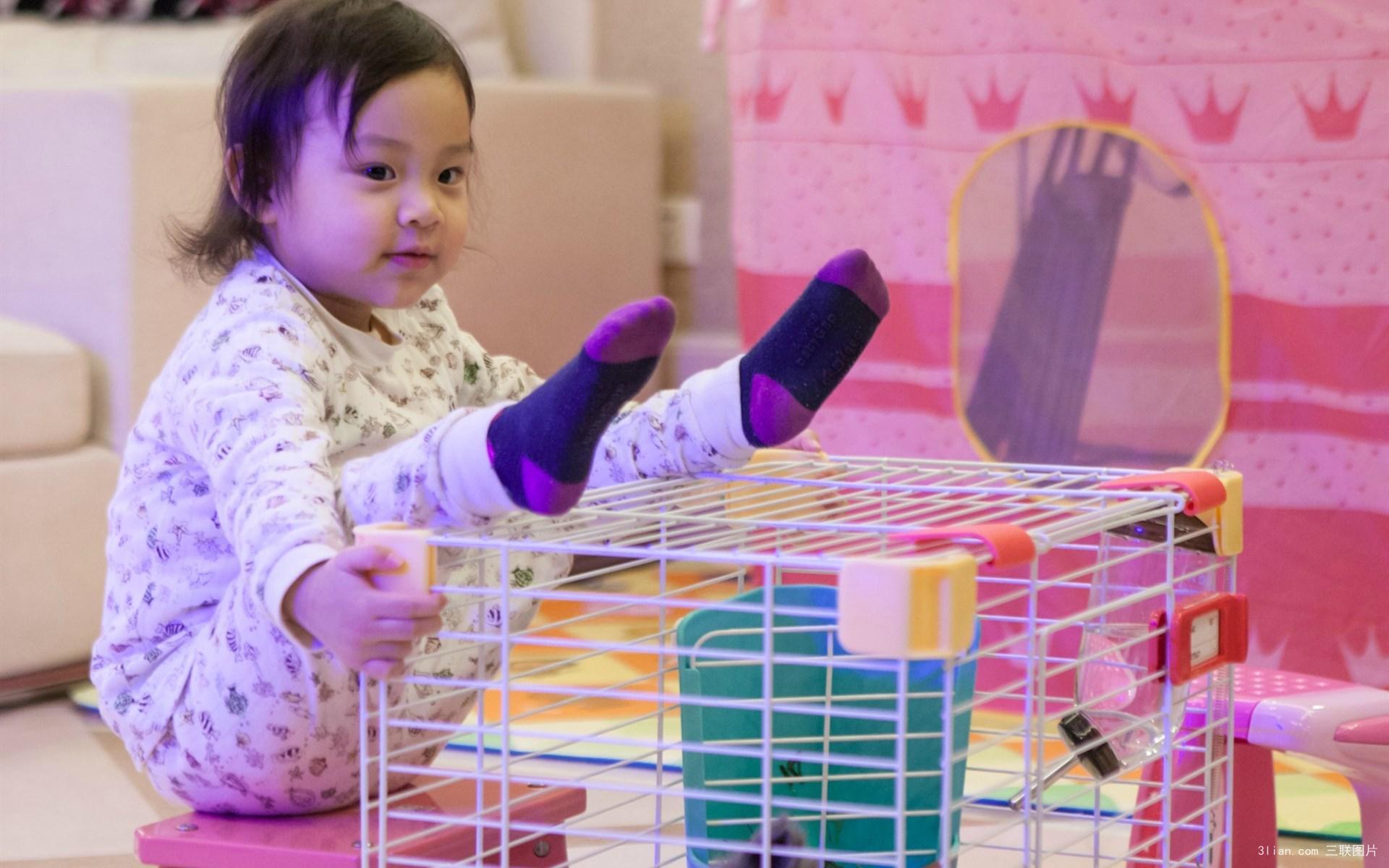 甜馨 爸爸回来了 搞怪 逗趣 萌娃