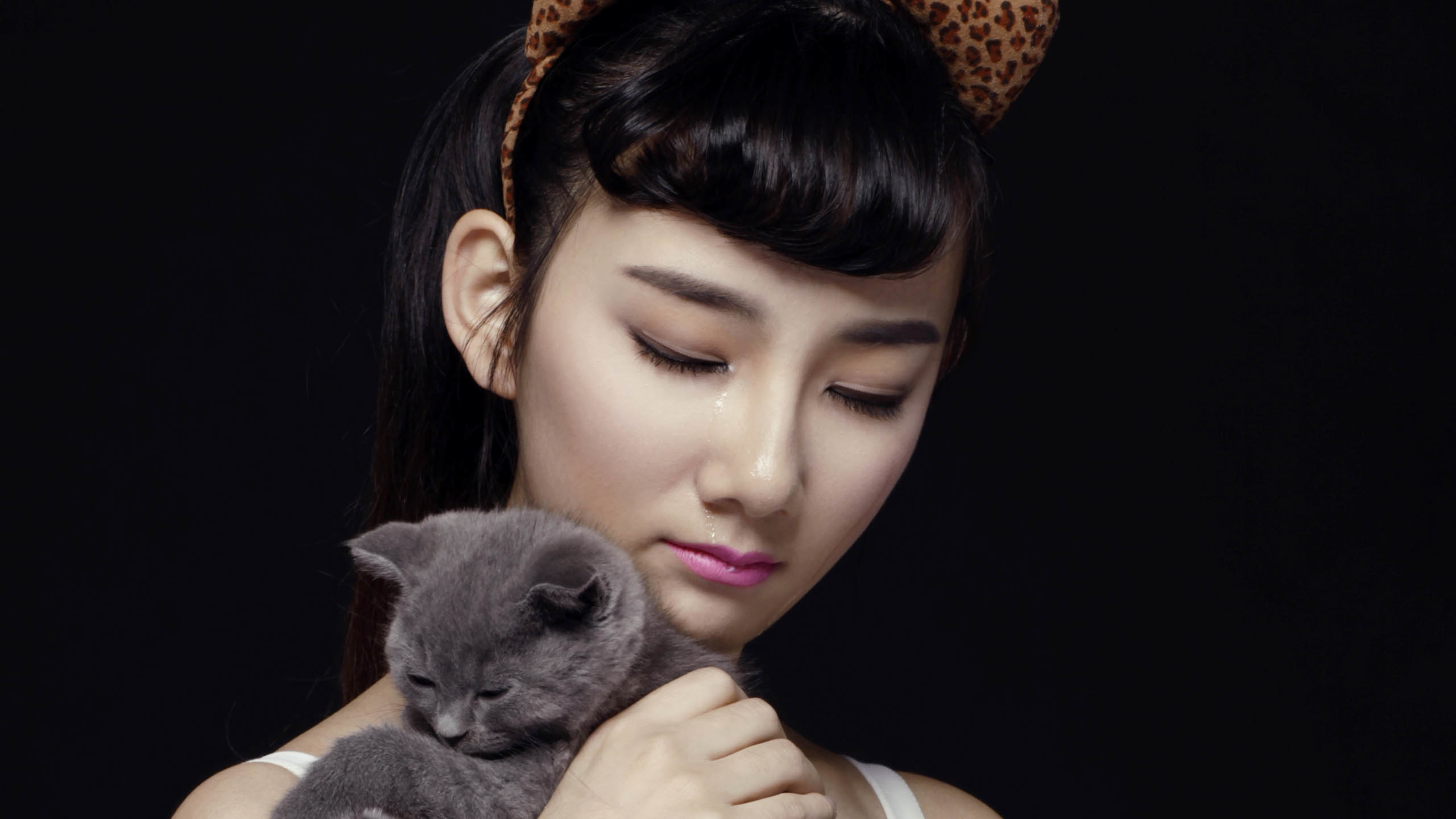 美女 猫咪 流泪