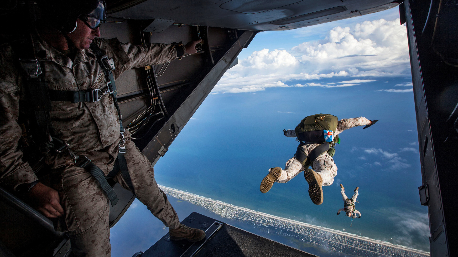 士兵 跳伞 机舱