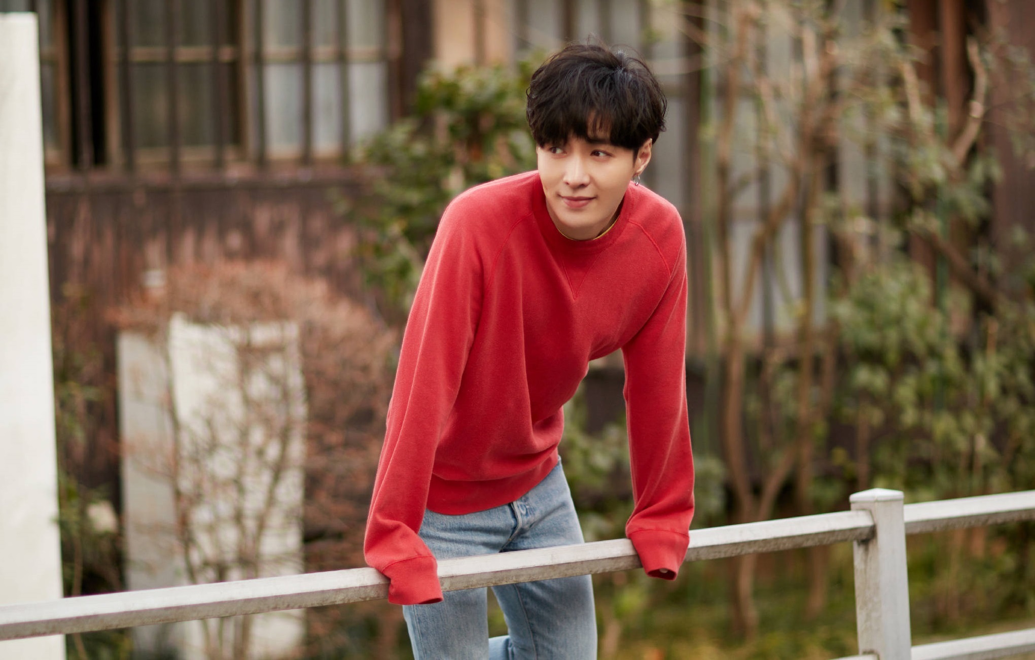 张艺兴 街拍 红色毛衣