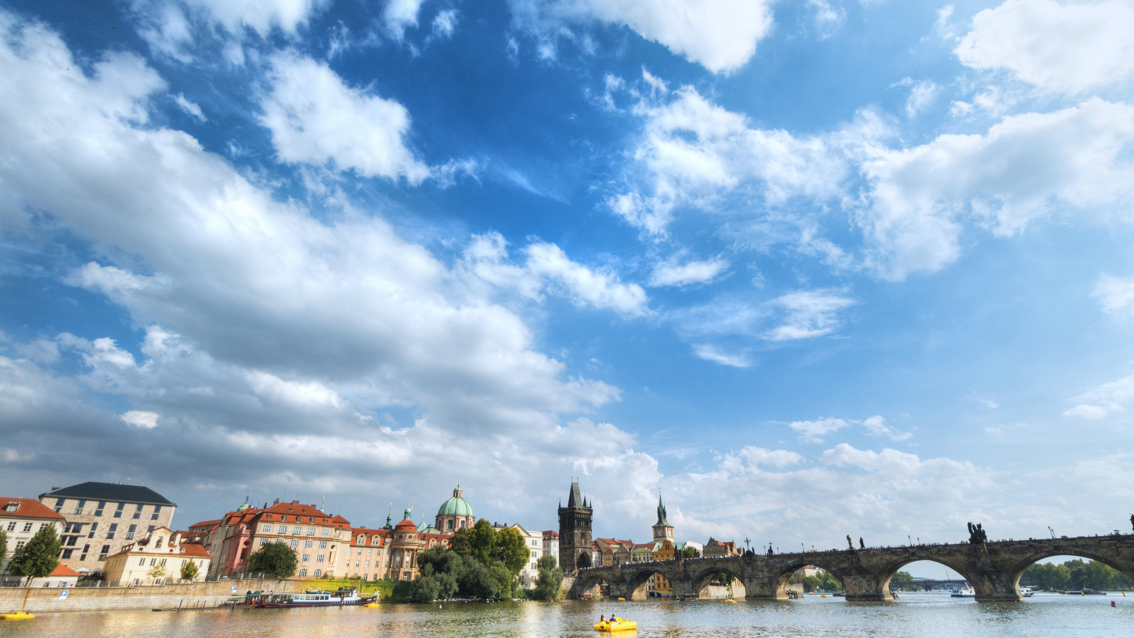 蓝天  白云 湖上的城堡