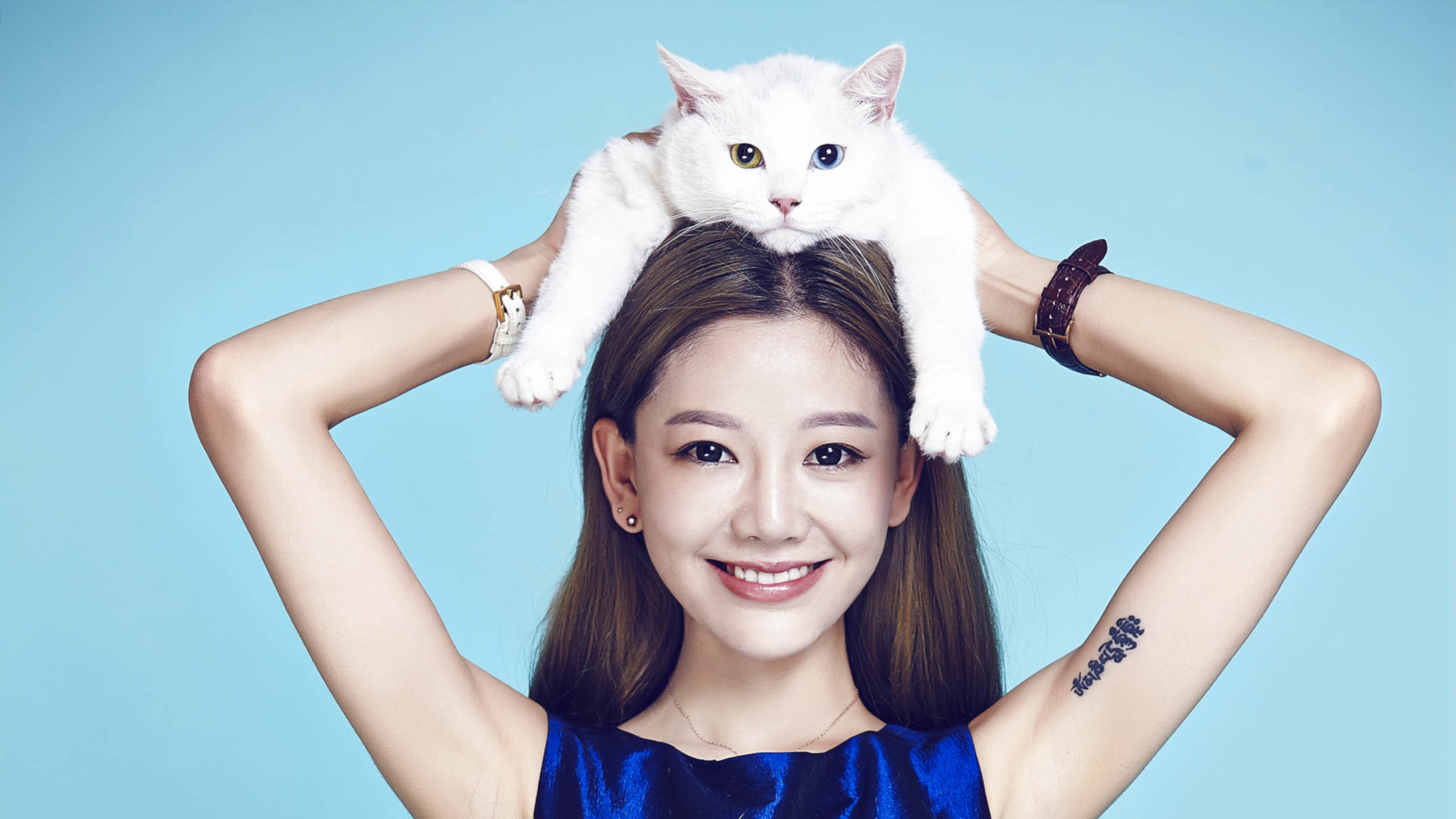 美女和白色猫咪 纹身