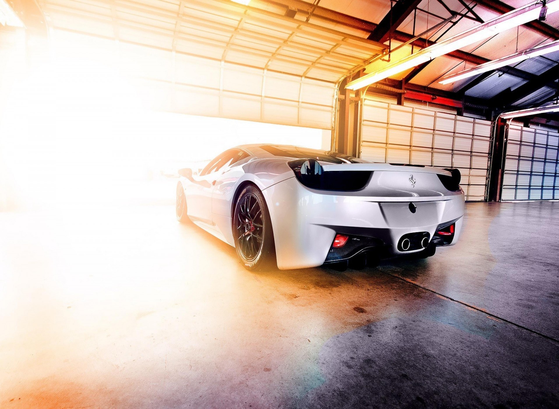 法拉利 白色跑车