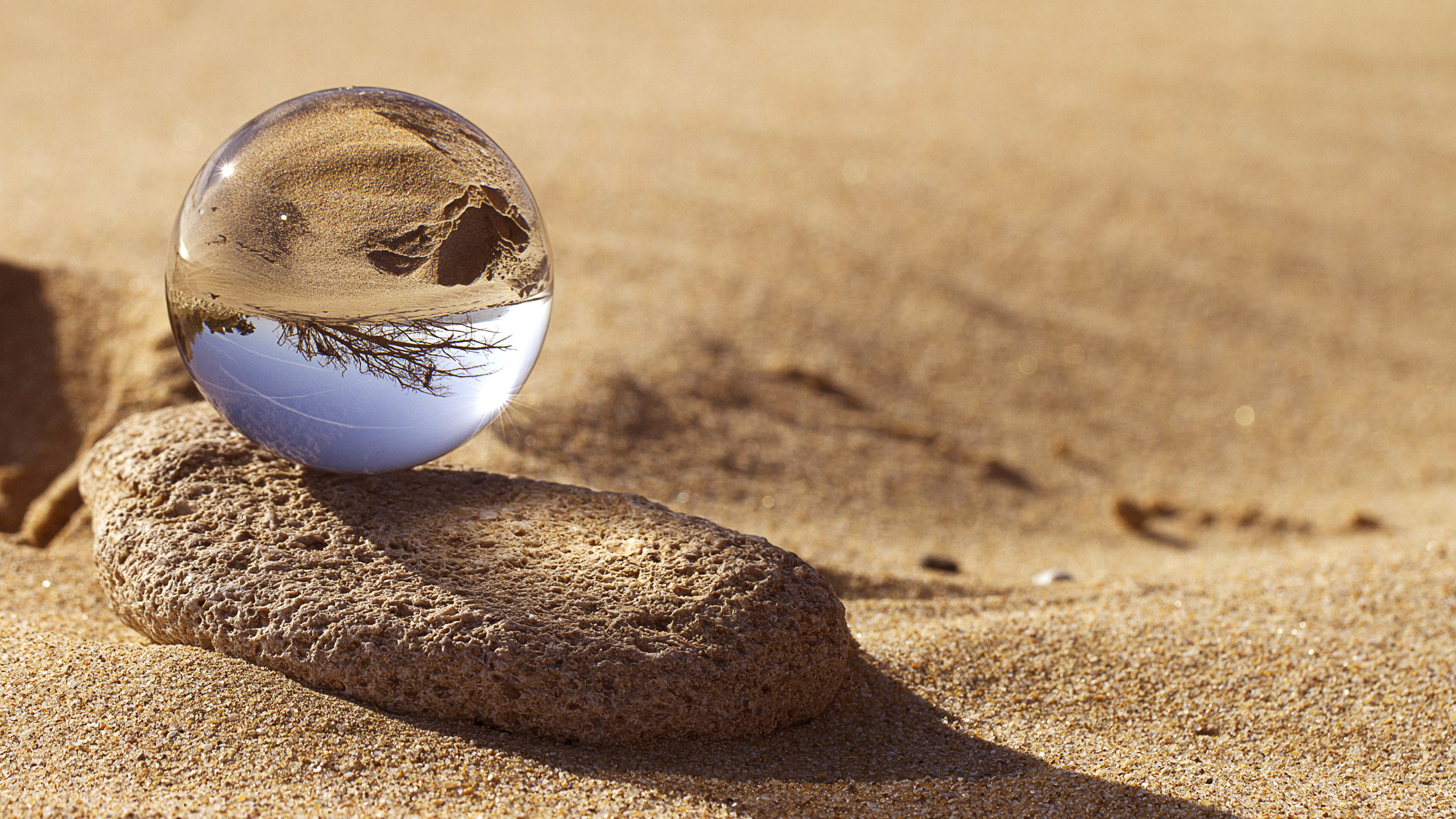 玻璃珠中的沙漠倒影