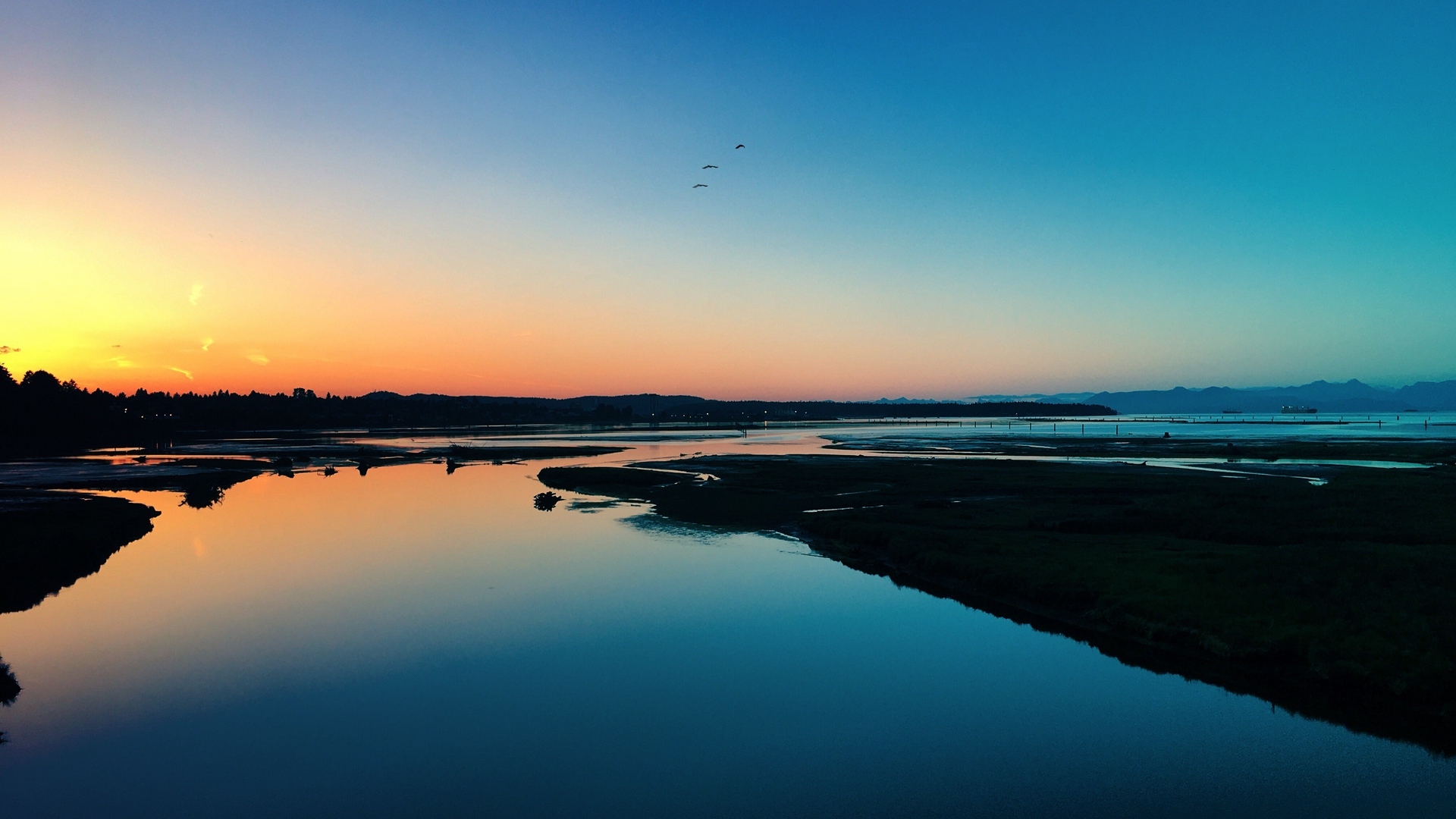 落日余晖 夕阳湖中美景
