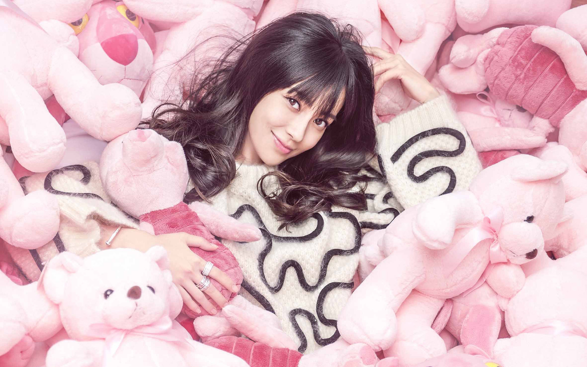 Angelababy 杨颖 粉色毛绒玩具