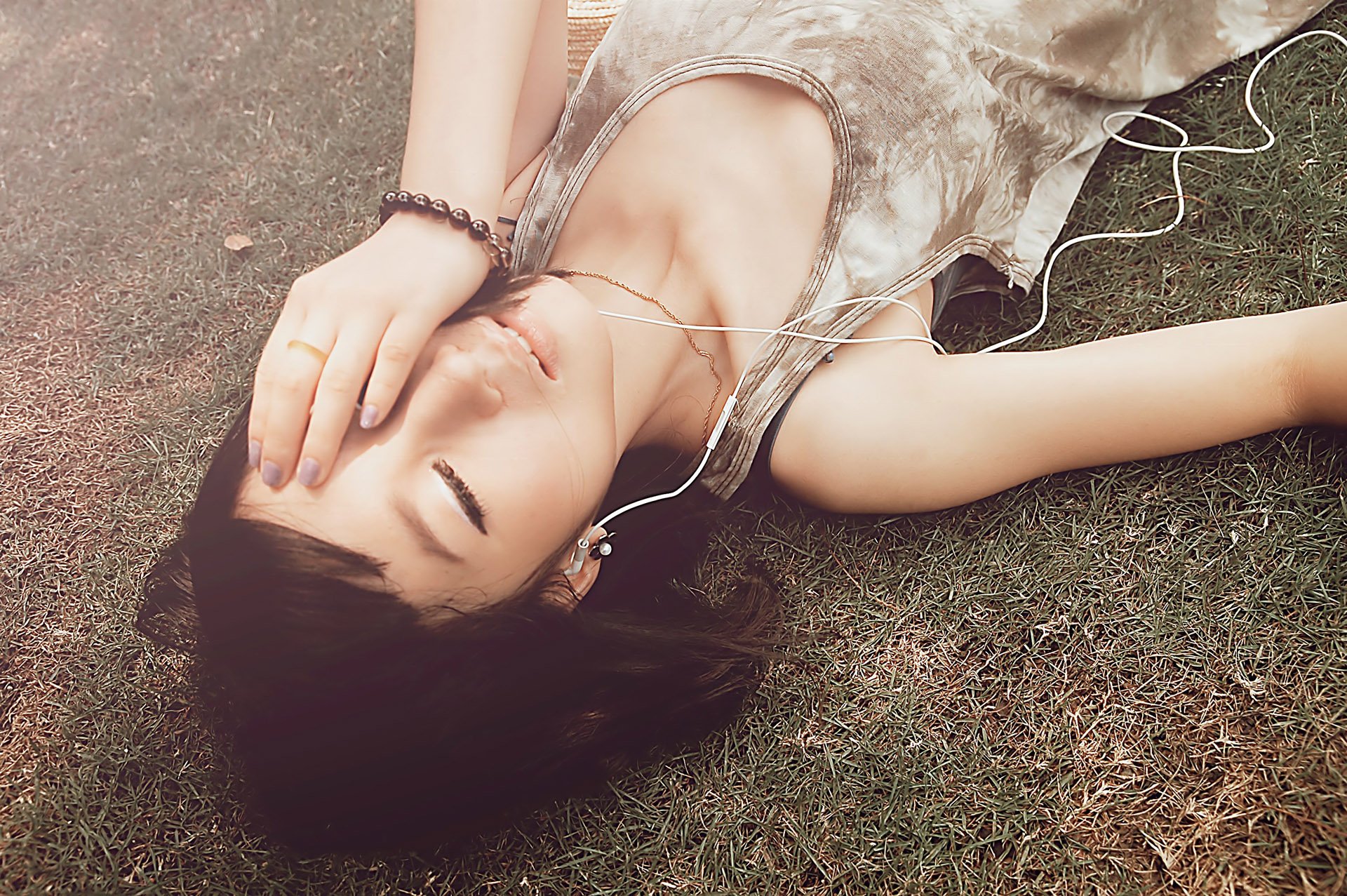 美女 女性 清纯 萌妹子  清纯 清新 美好 安静 温柔 暖妹子 蒙住眼睛  伤感 寂寞