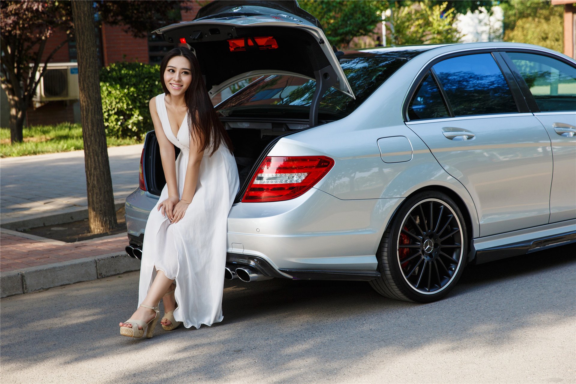 美女 改联网 车模 奔驰C63 AMG 佟方妤