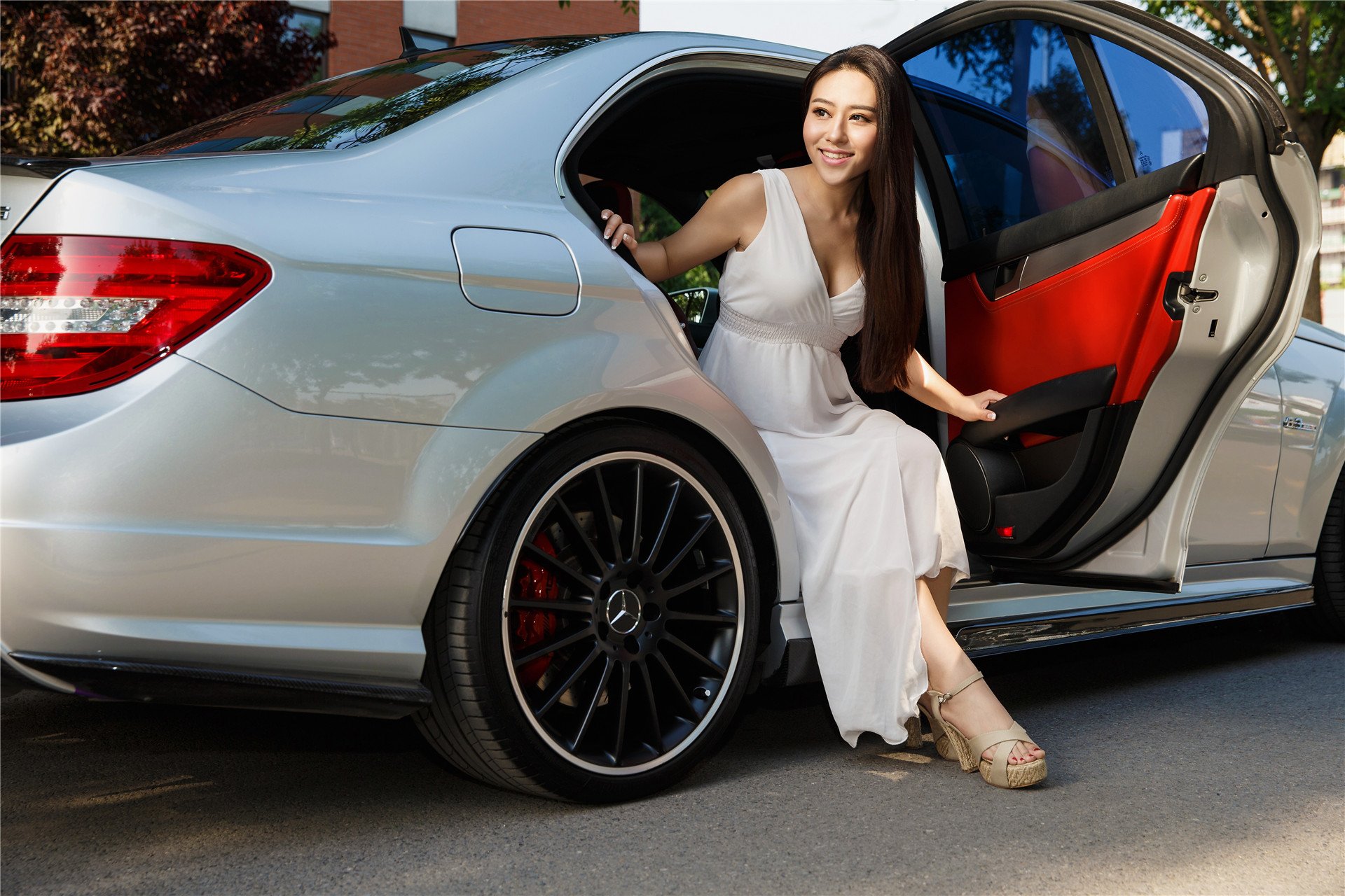 美女 改联网 车模 奔驰C63 AMG 佟方妤