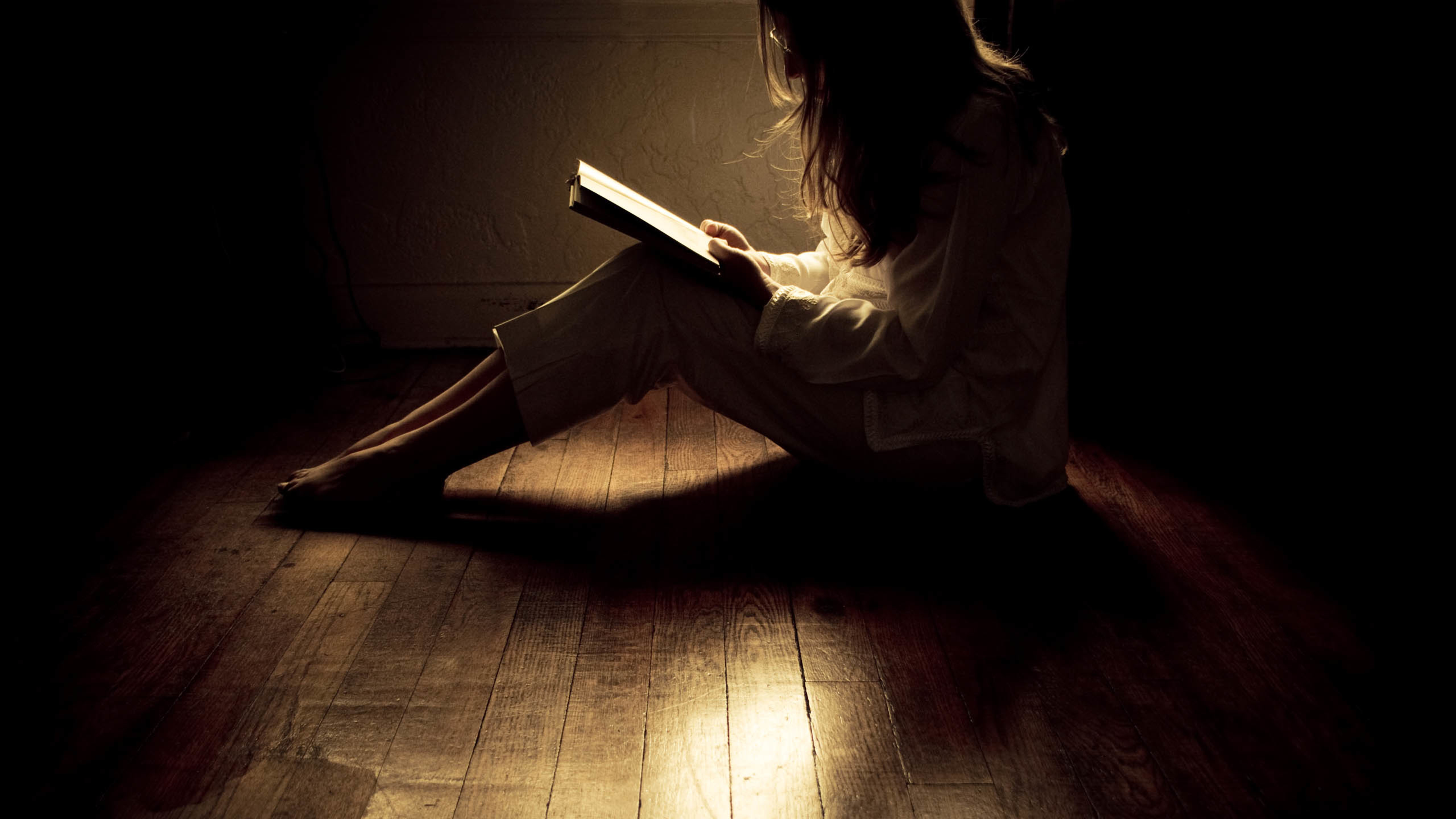 女孩 阅读 地板