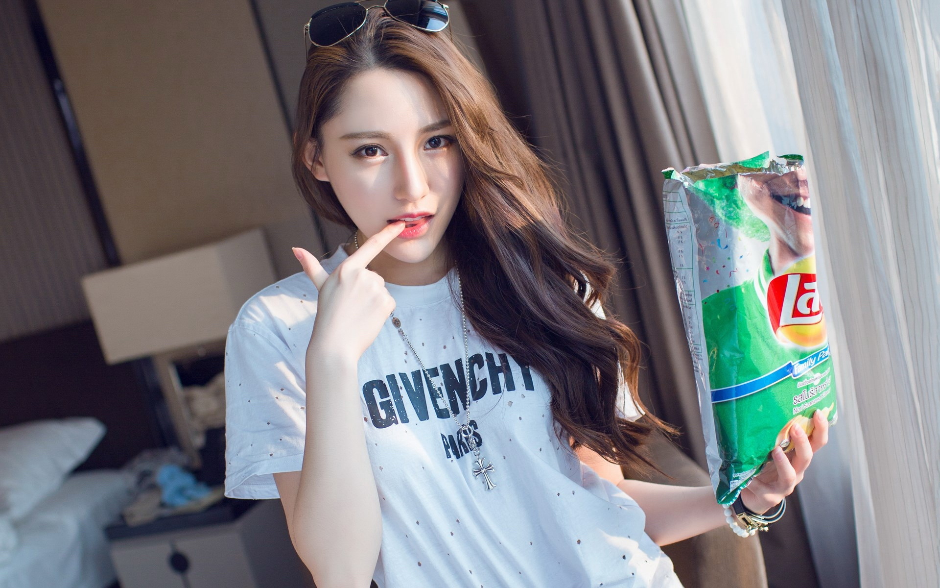 美女 可爱 俏皮 薯片