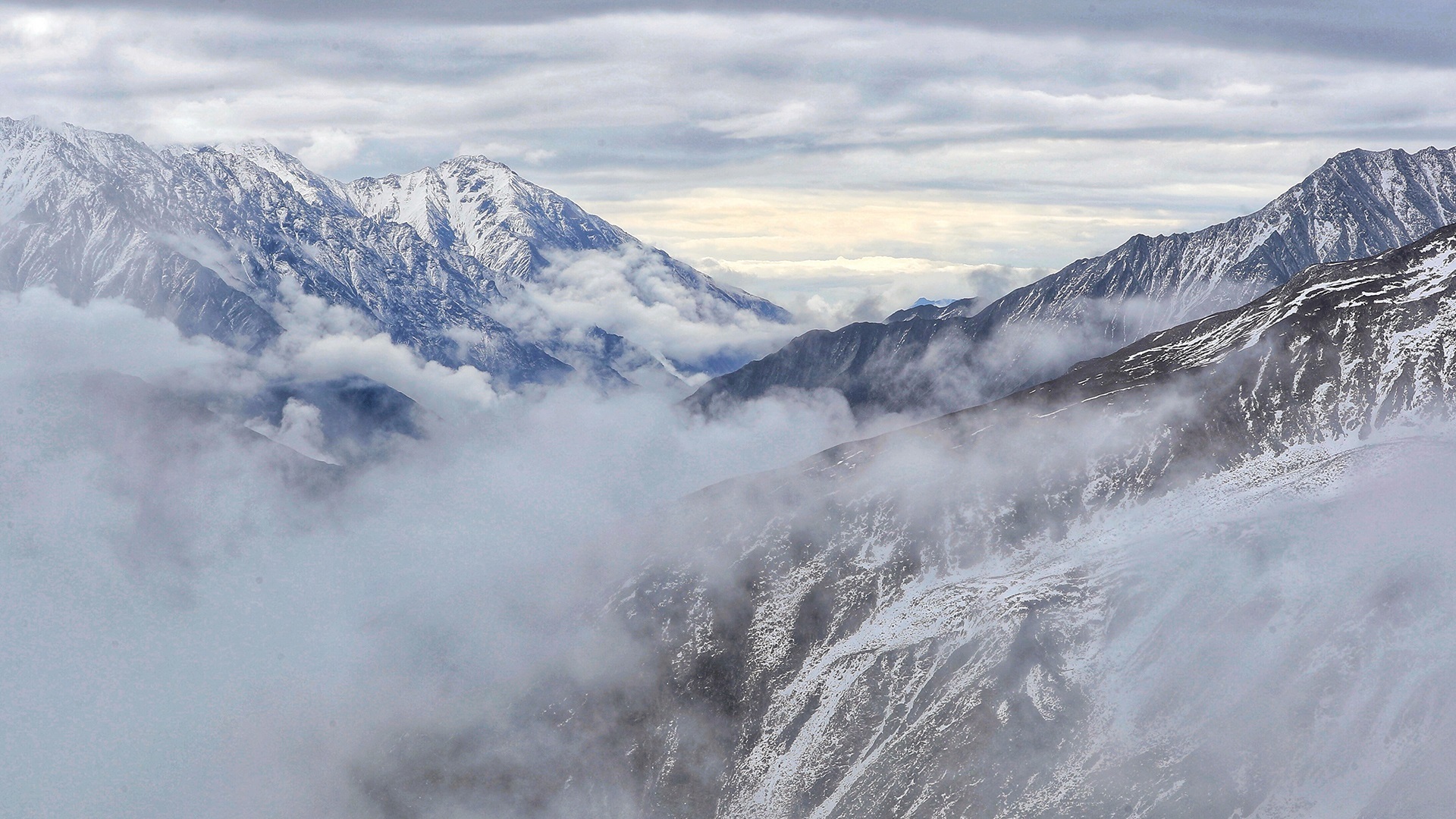 风景 自然风光 云雾缭绕的贡嘎雪山 山峰 贡嘎山