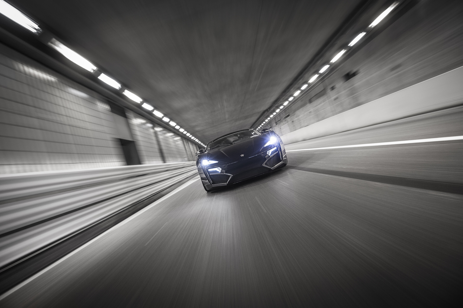 WMotors 黑色跑车 隧道