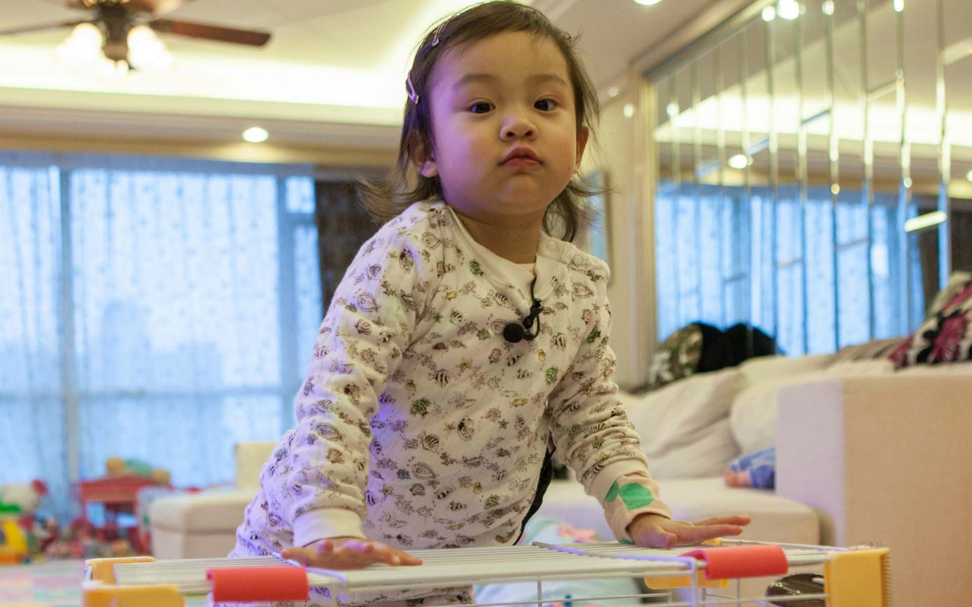 甜馨 爸爸回来了 搞怪 逗趣 萌娃