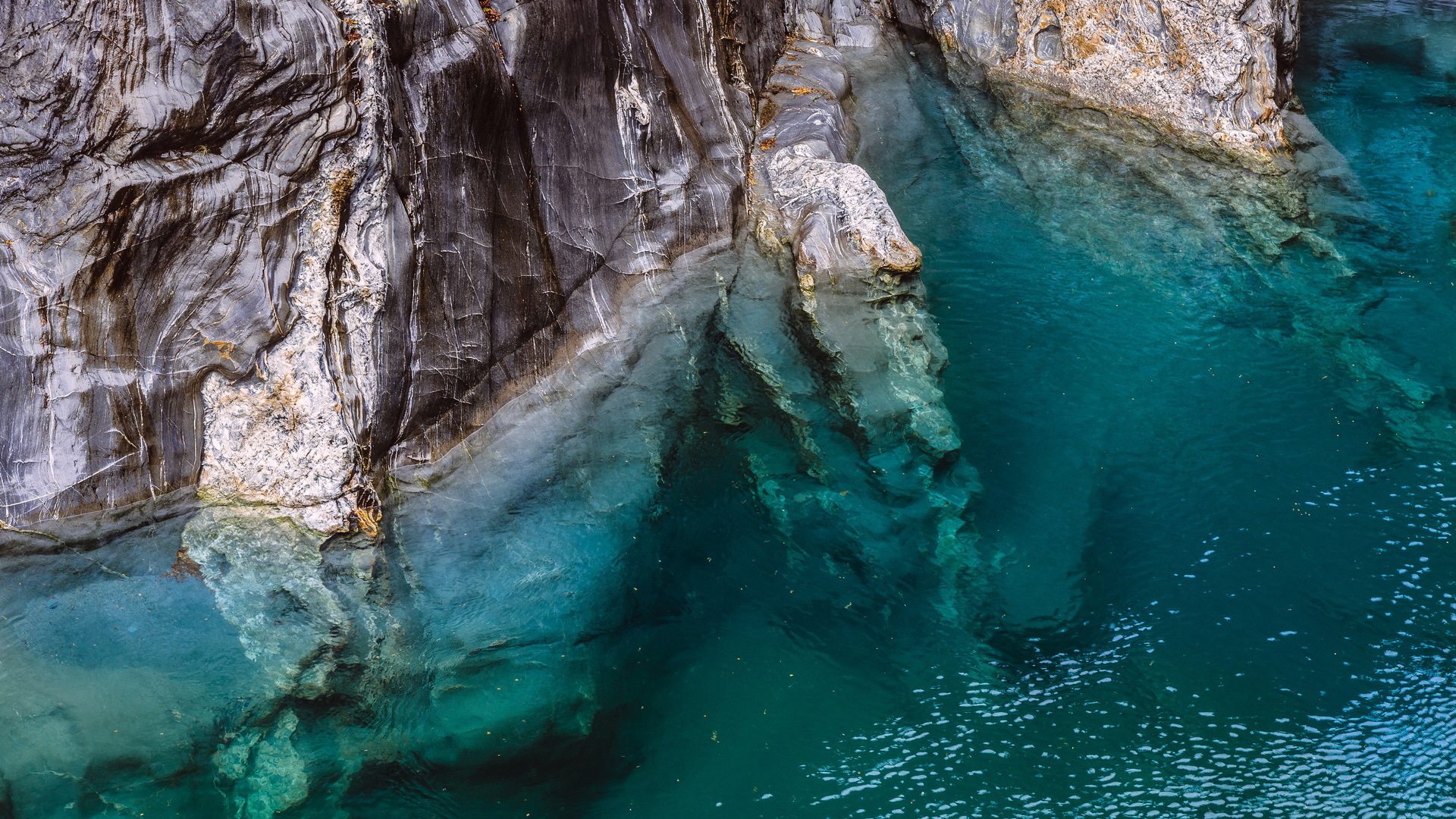 自然风光 岩石 湖水