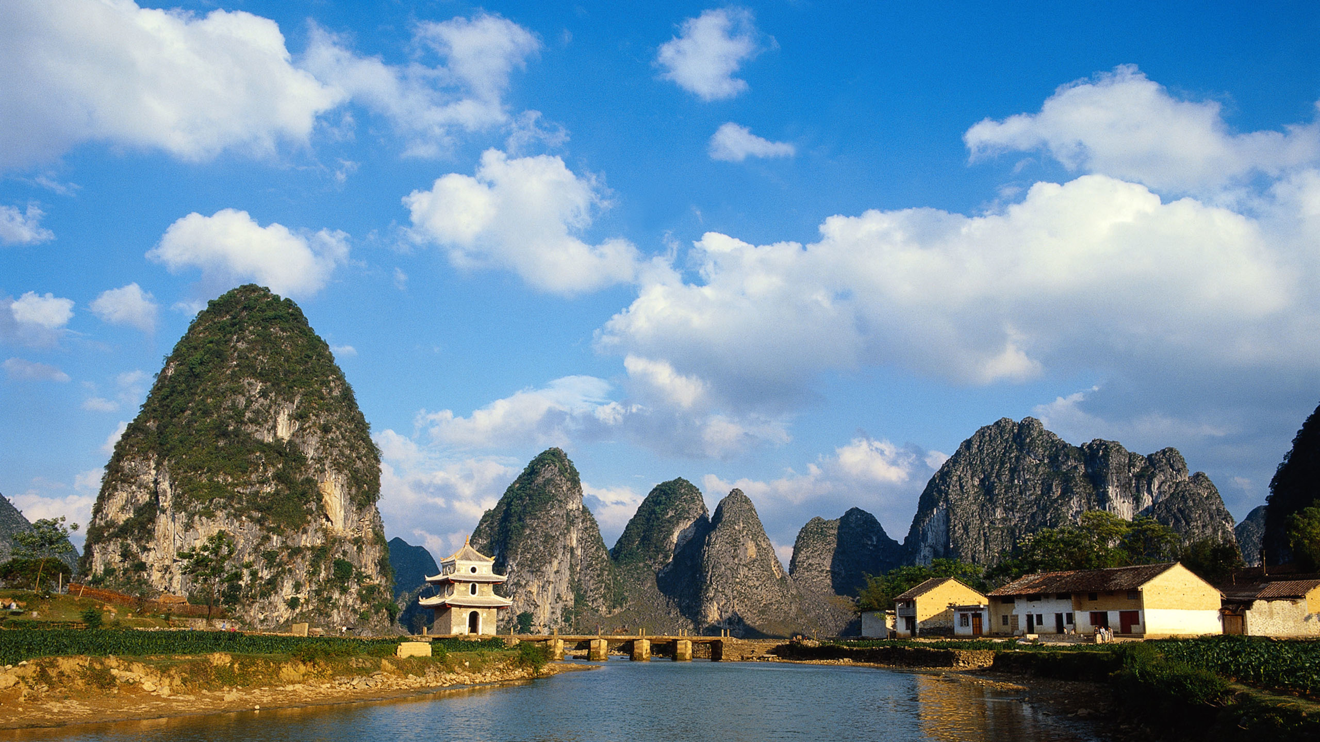 绿水青山 白云朵朵