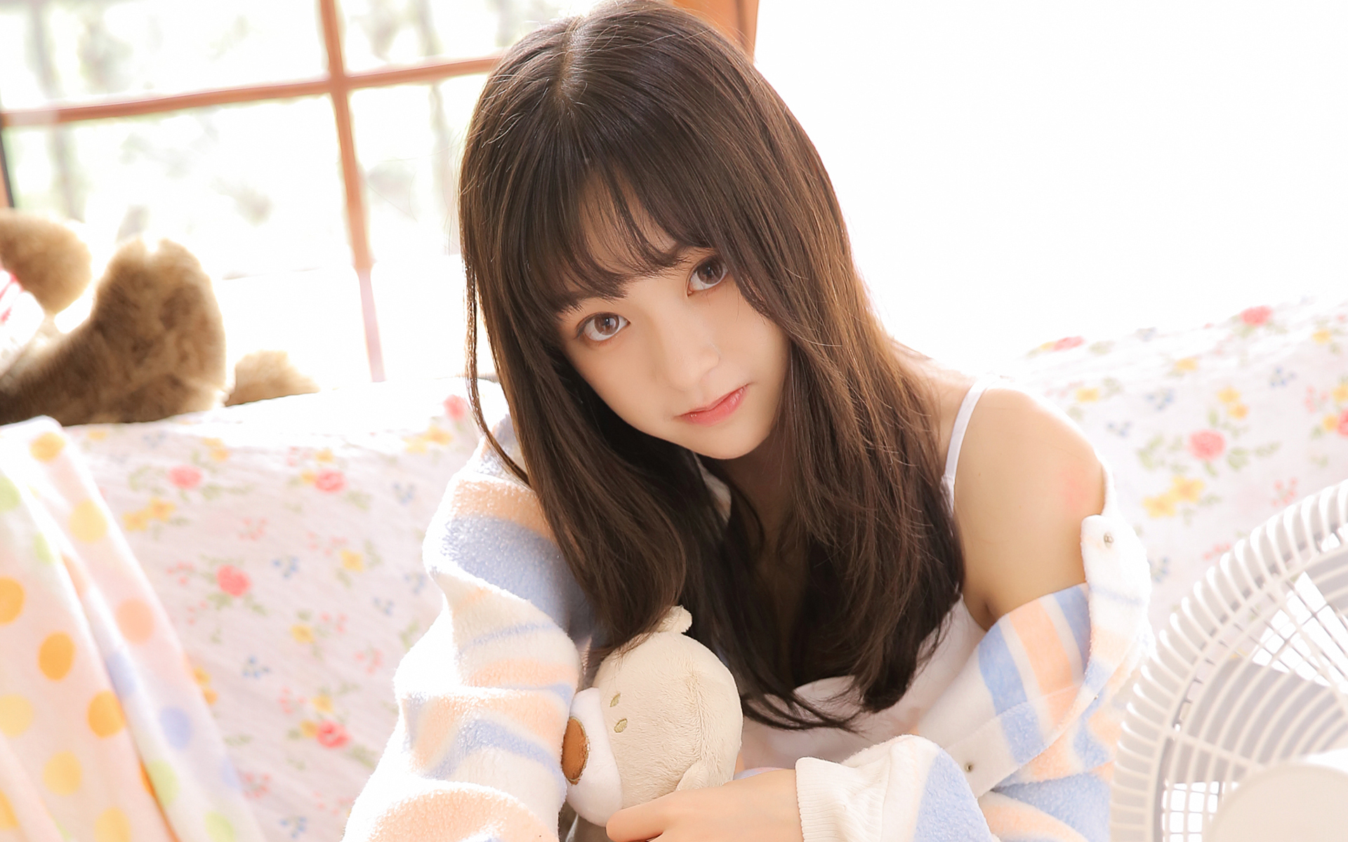 清纯  氧气美女  可爱  美腿  居家  长发 大眼睛