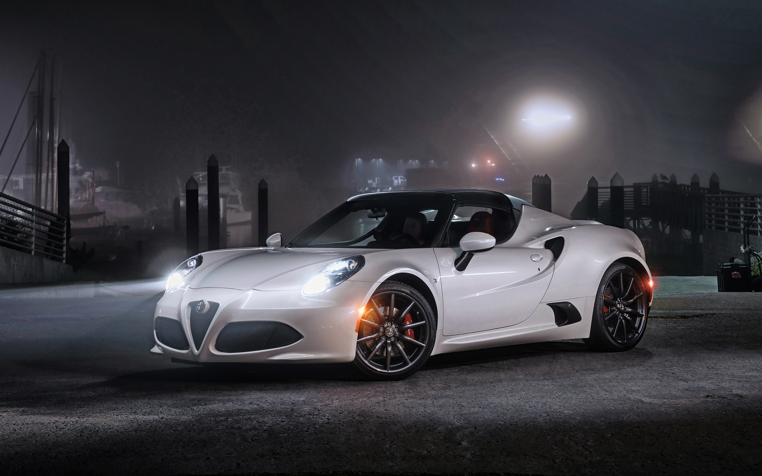 阿尔法罗密欧 4C 白色跑车