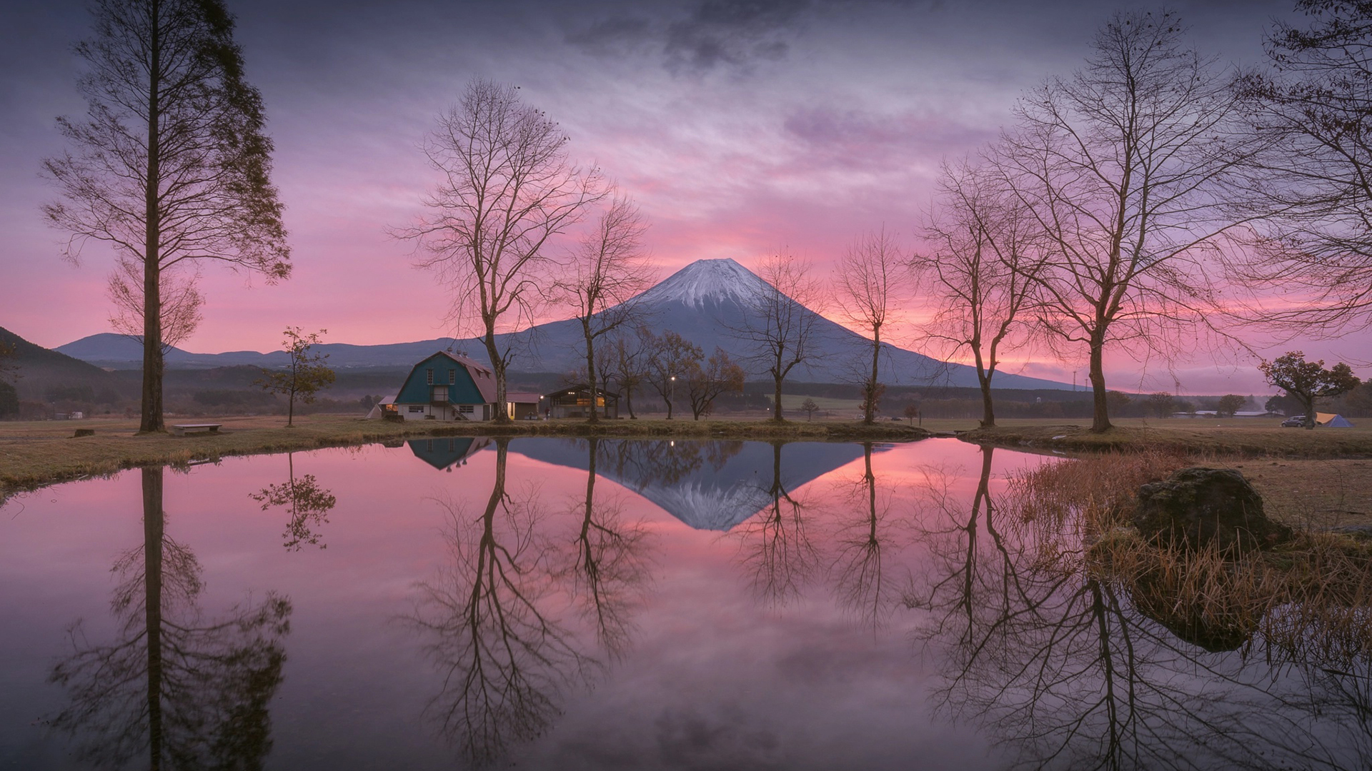 落日余晖 湖水 山峰