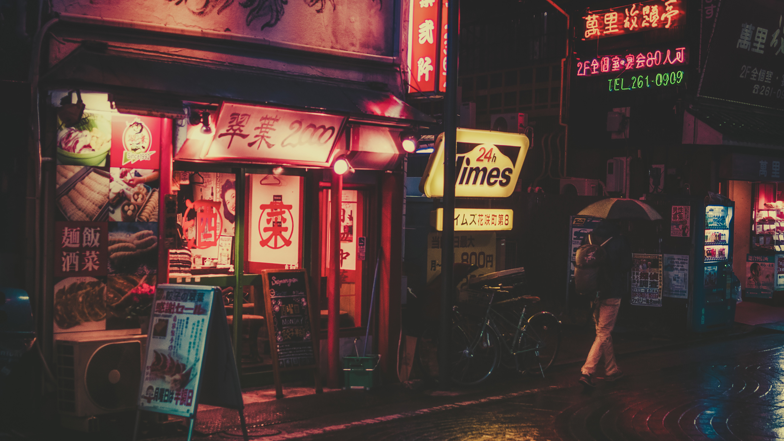 城市夜景 街道 夜市 雨天