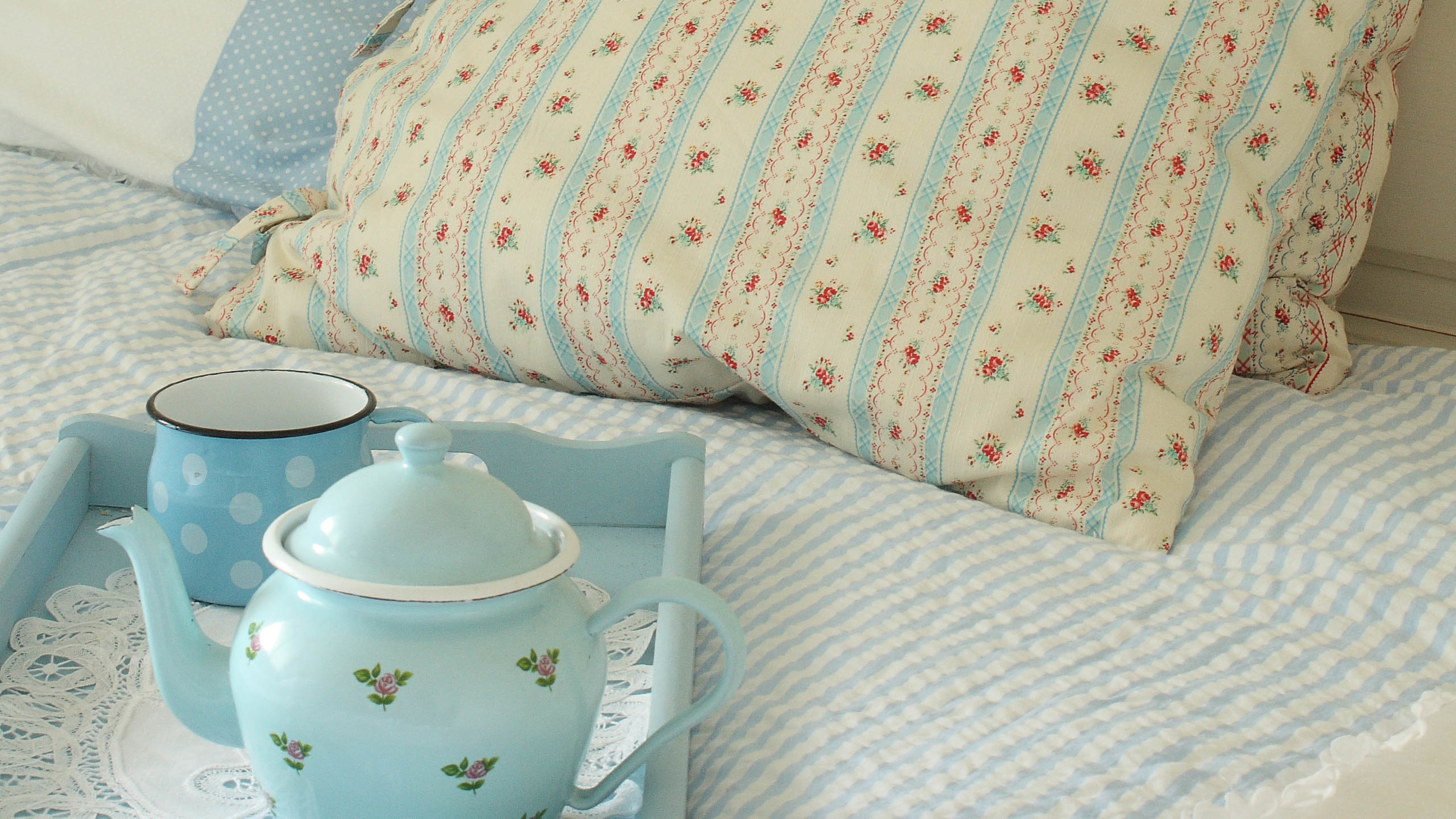 蓝色家居 床单 枕头 水壶