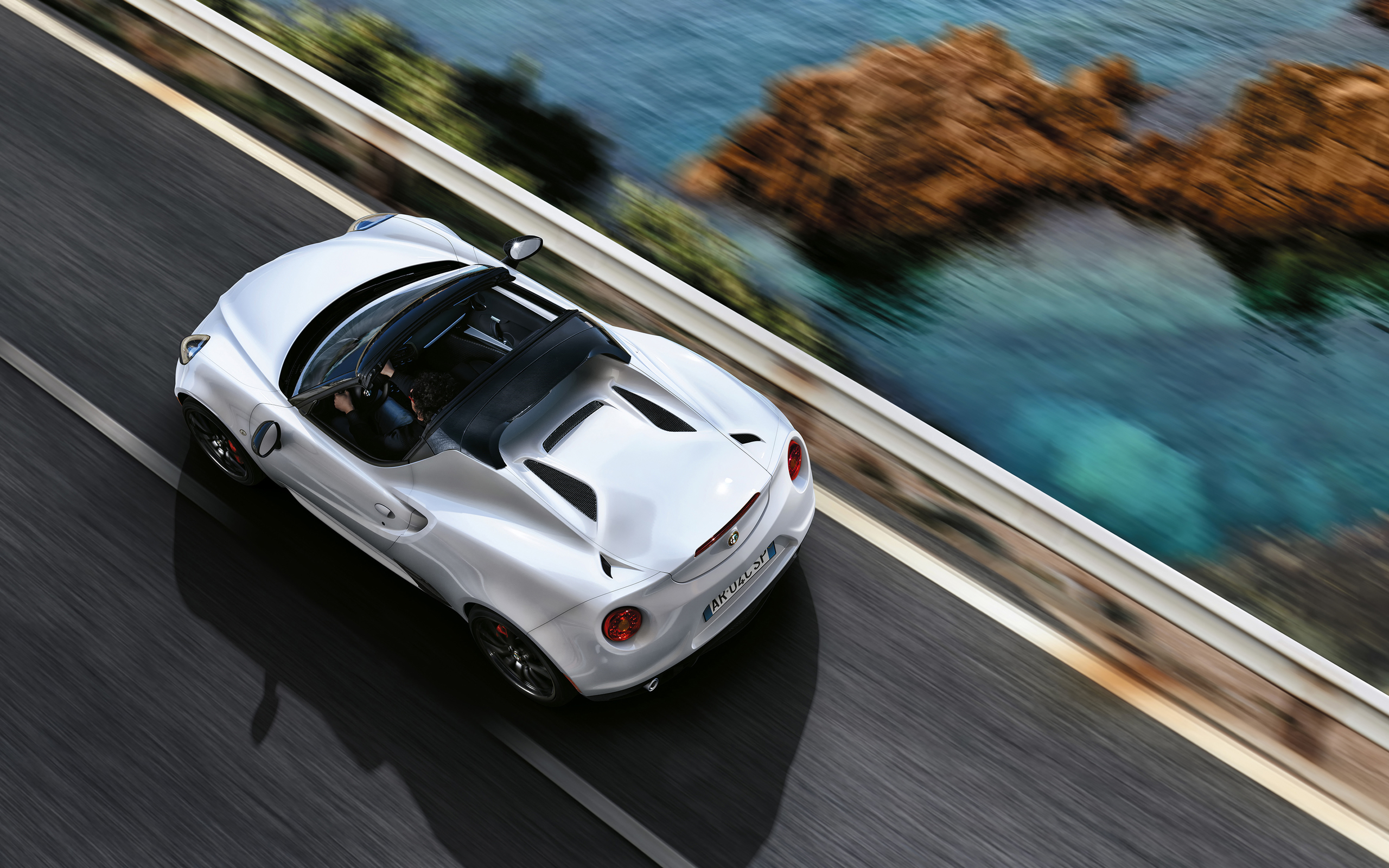 阿尔法罗密欧 4C 白色跑车