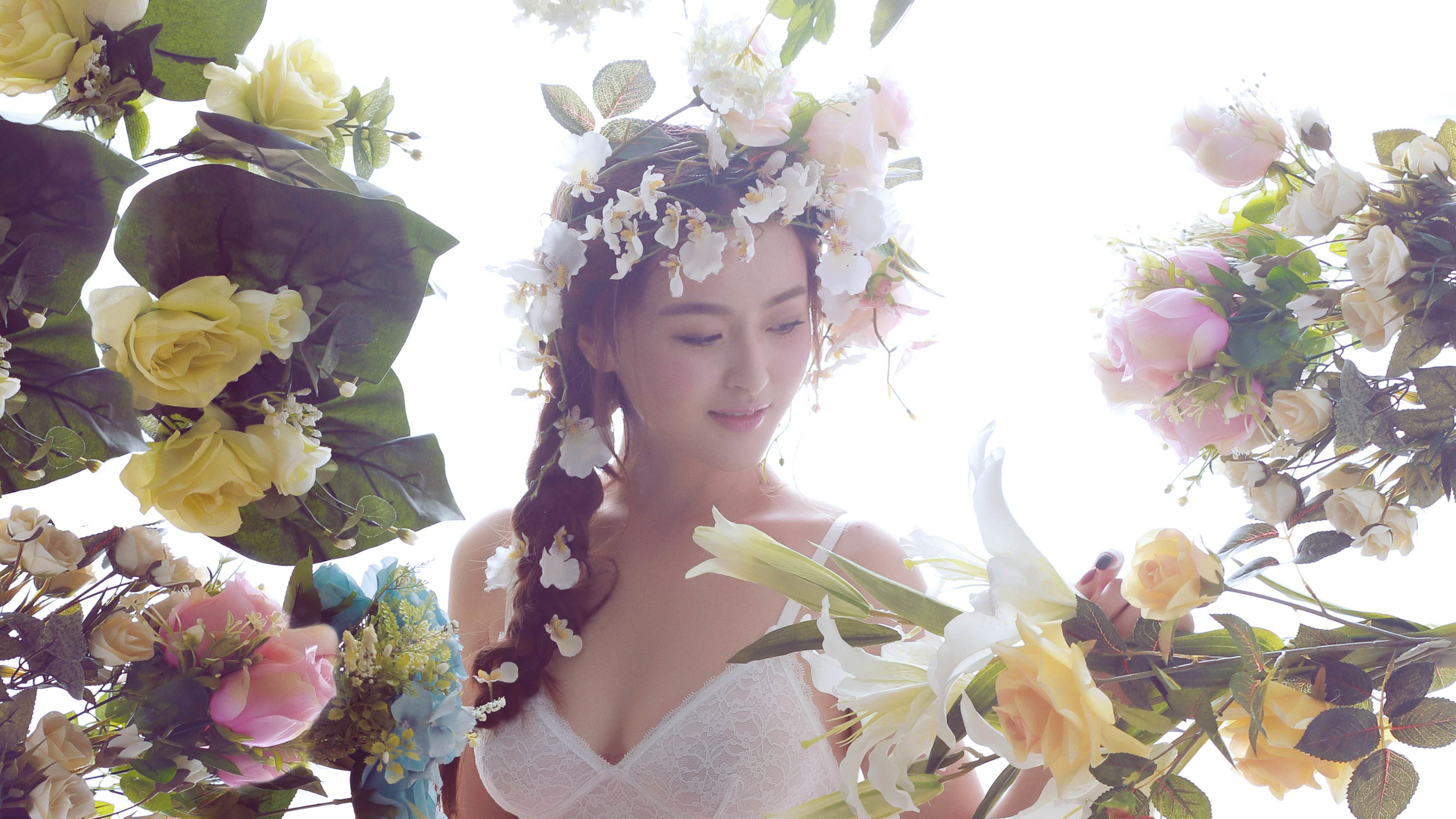 鲜花 美女 白色内衣
