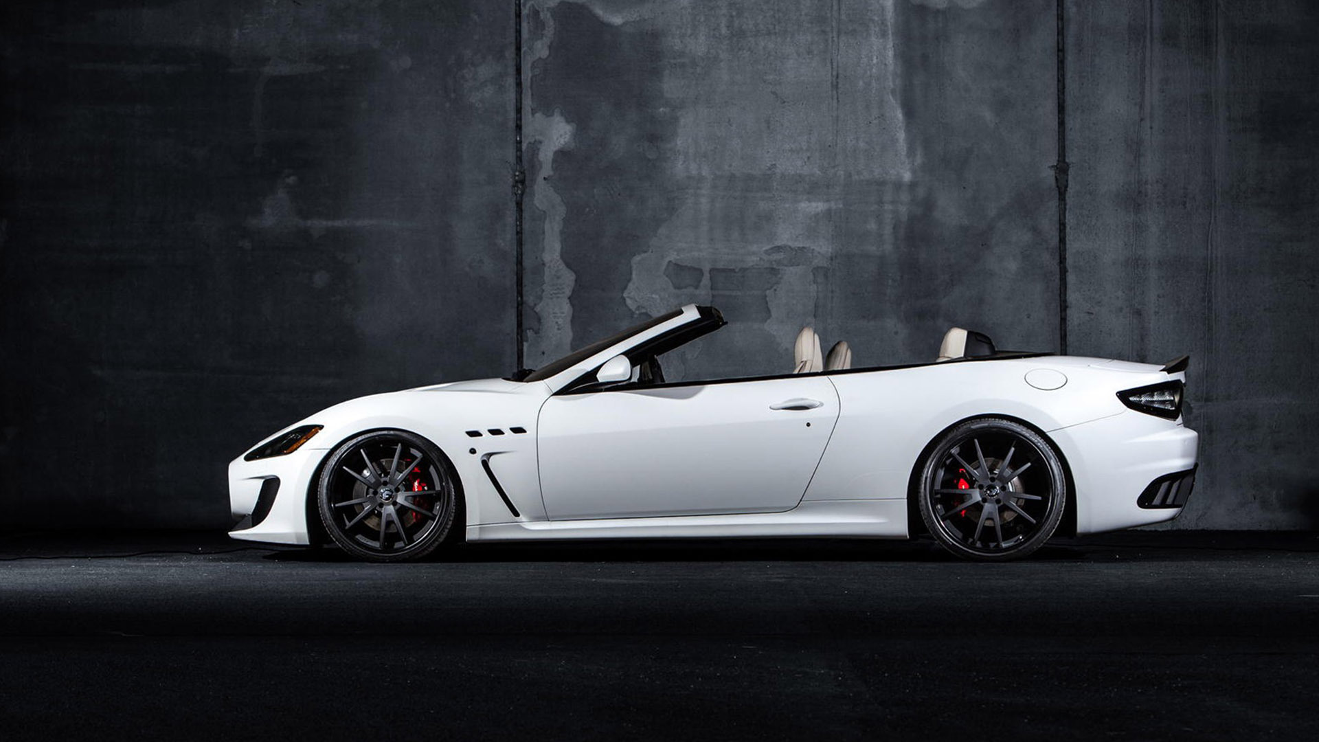 玛莎拉蒂 白色敞篷跑车