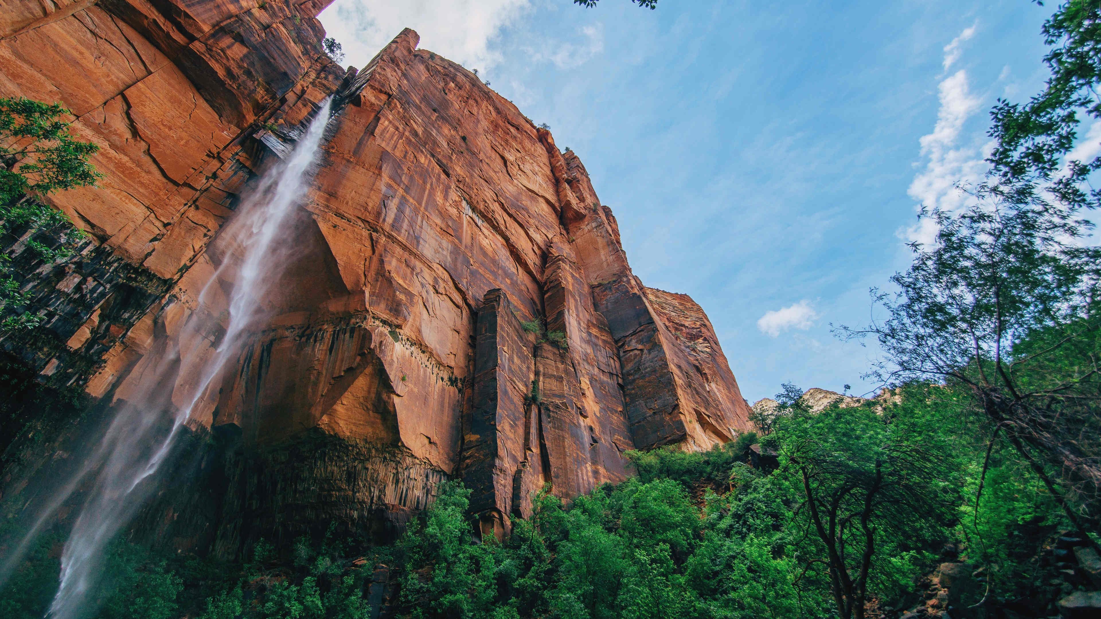 自然风光 高山 巨石 瀑布 天空