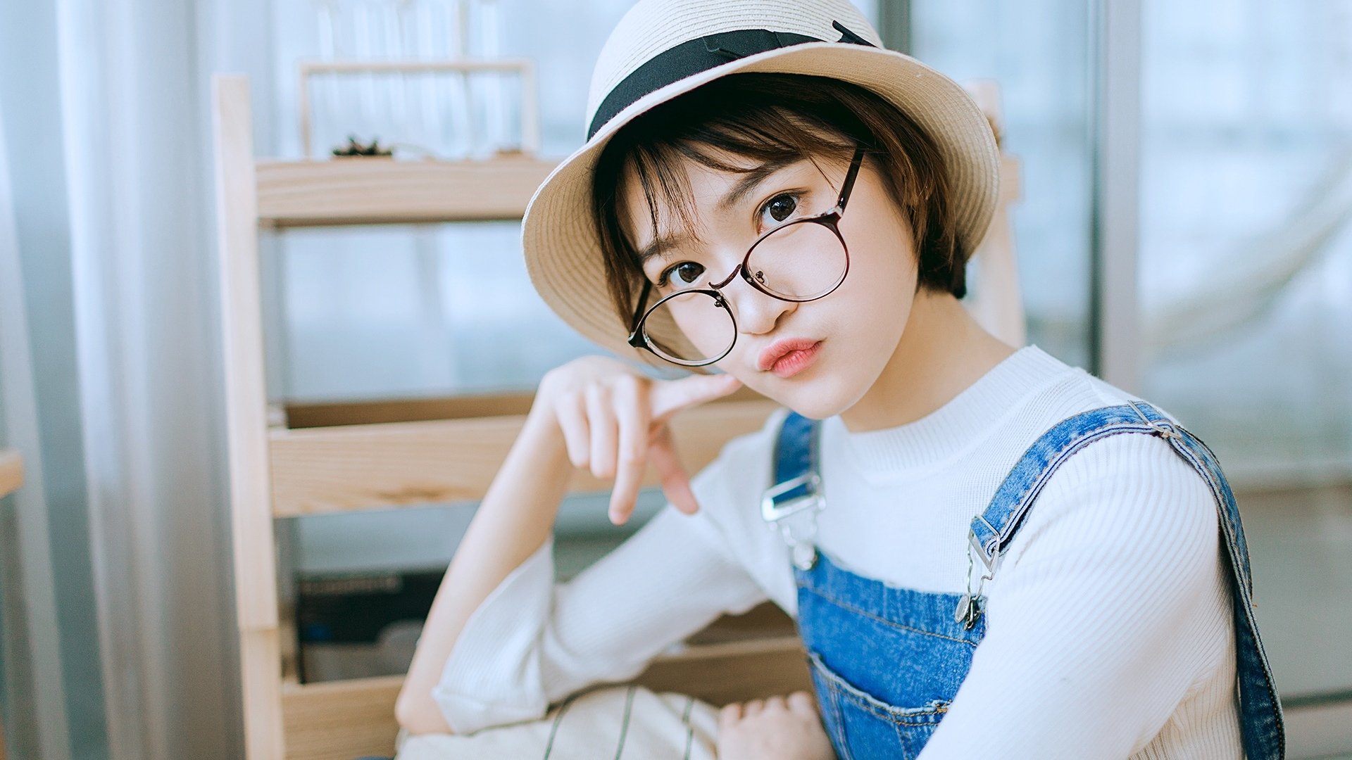 清纯   短发  俏皮  甜美  室内  可爱