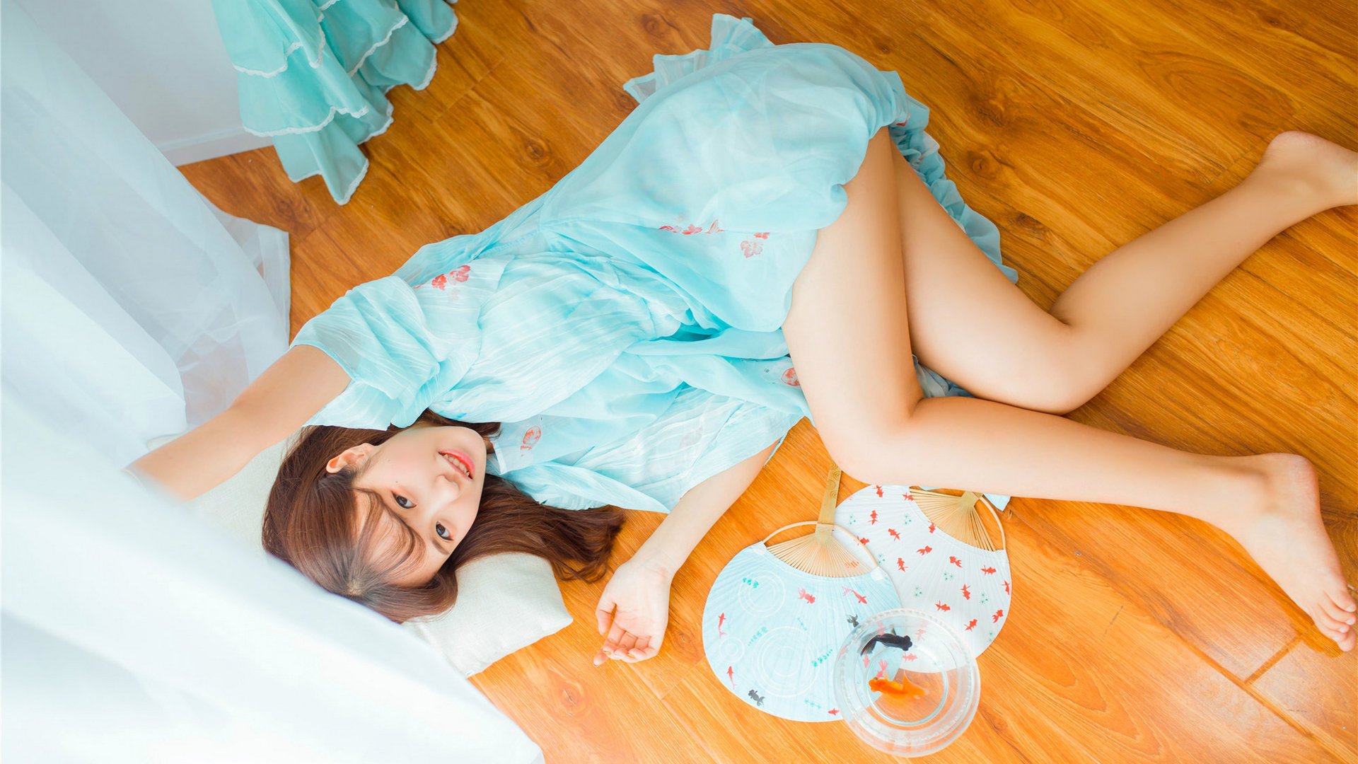 性感女神 金鱼 地板