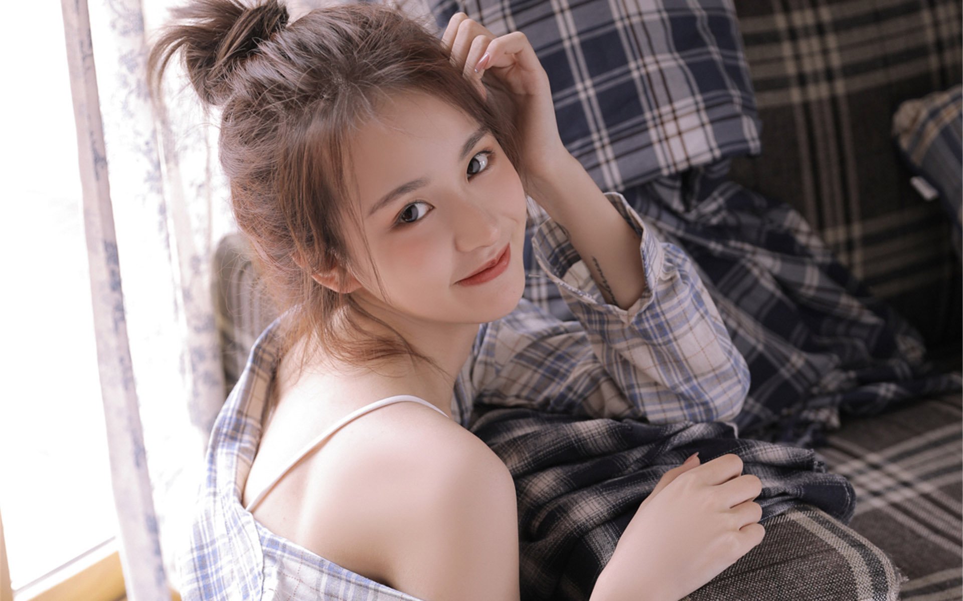 性感女神 衬衣 沙发