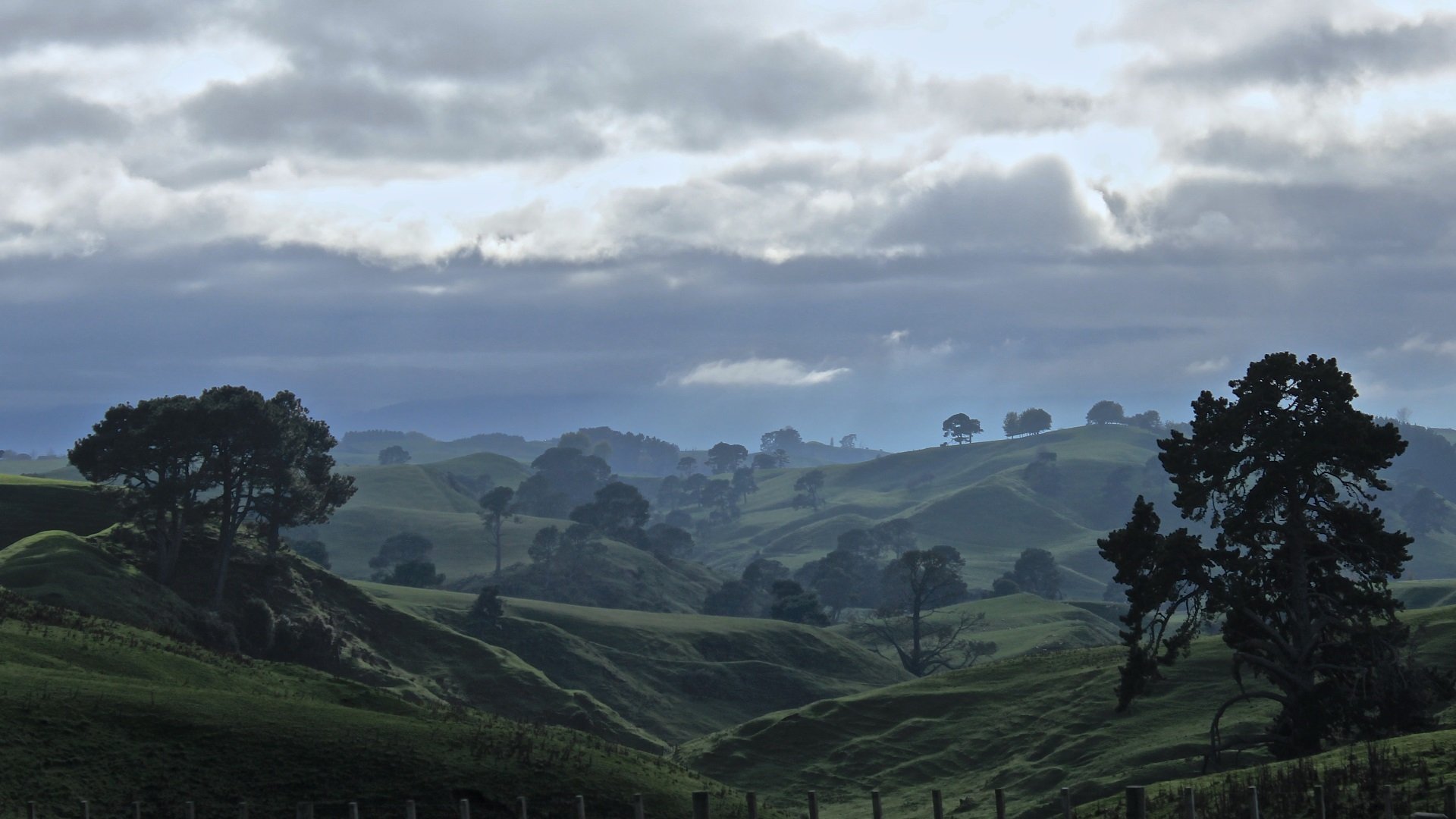 自然风光 天空 丘陵 山坡 翠绿