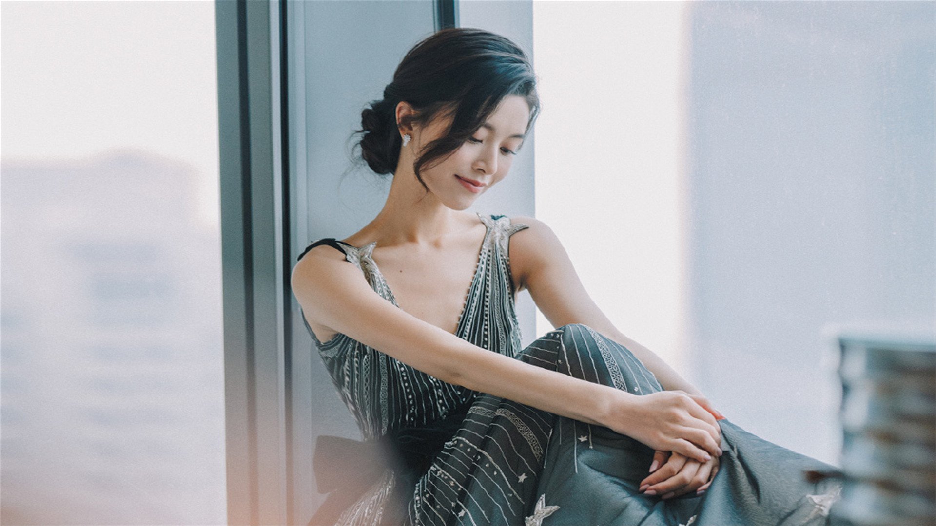 文艺古风 礼服 窗台 长发 美肩