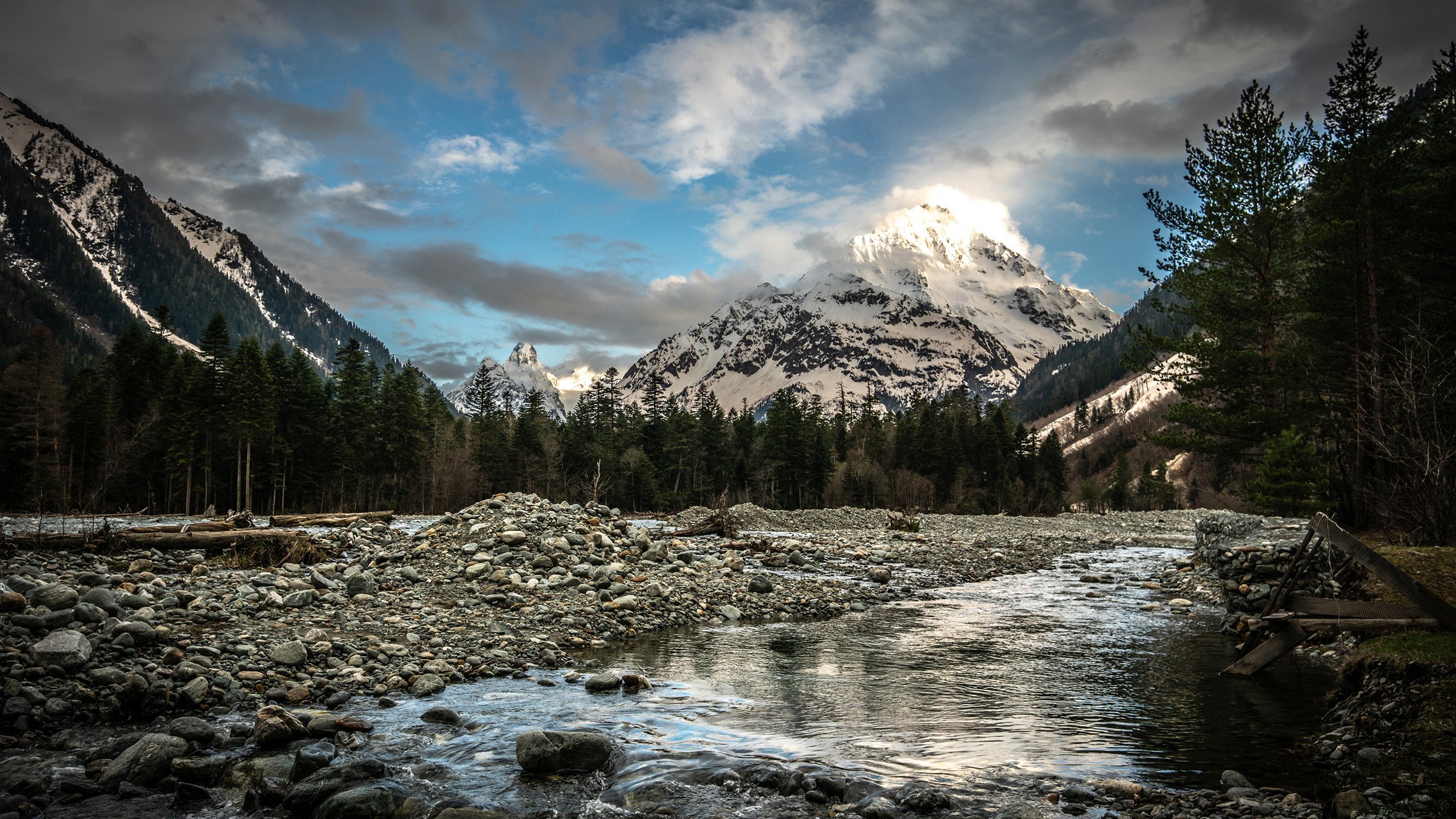 自然风光 雪山 小溪 云雾