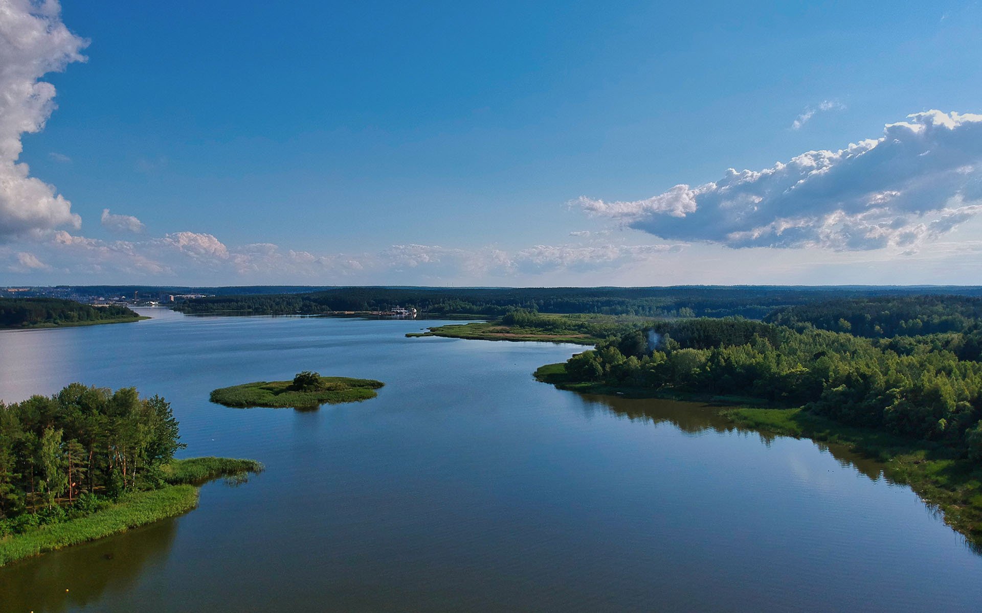 平静的湖面  海天一色