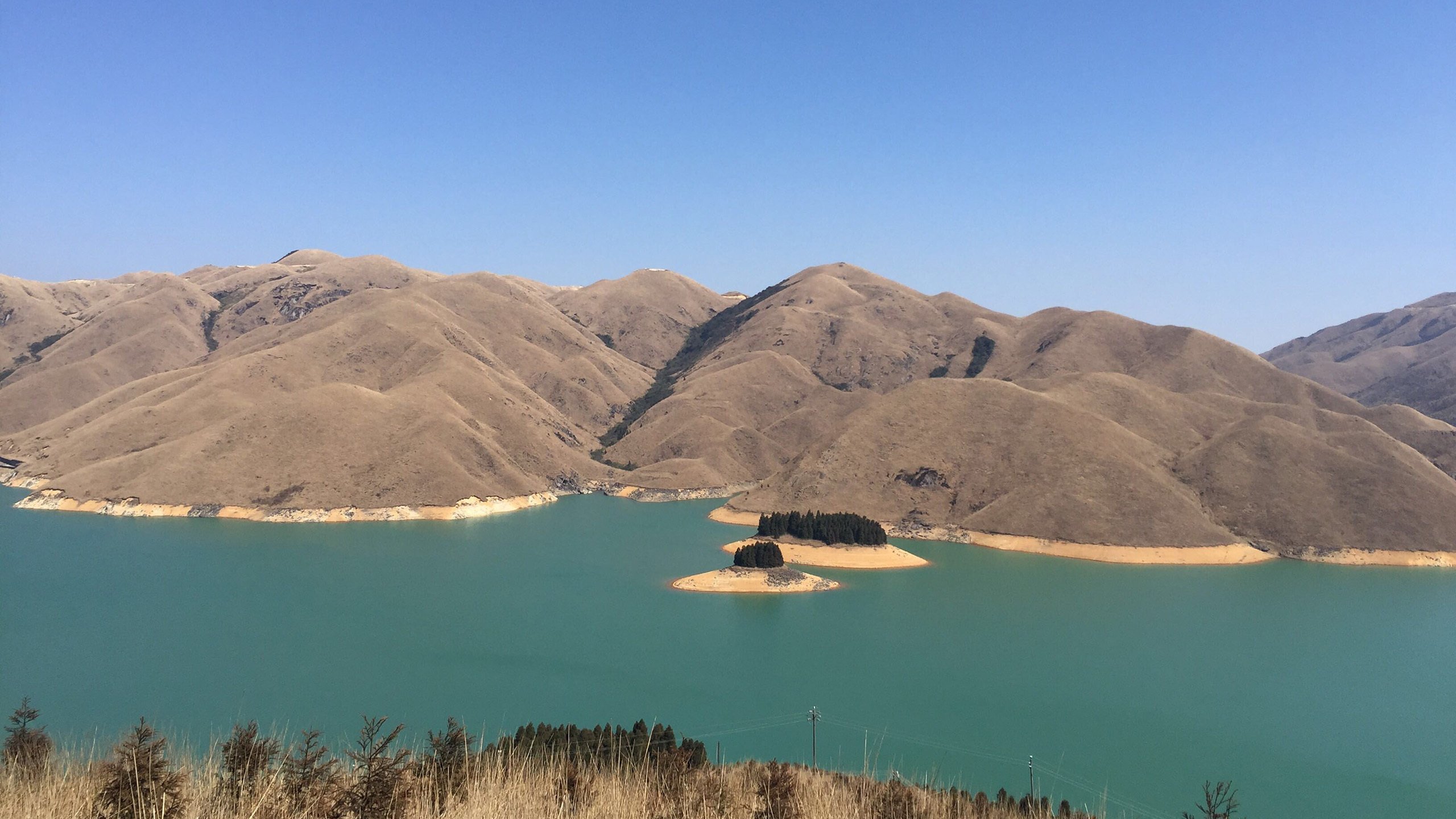 碧蓝江面 山坡 万里无云