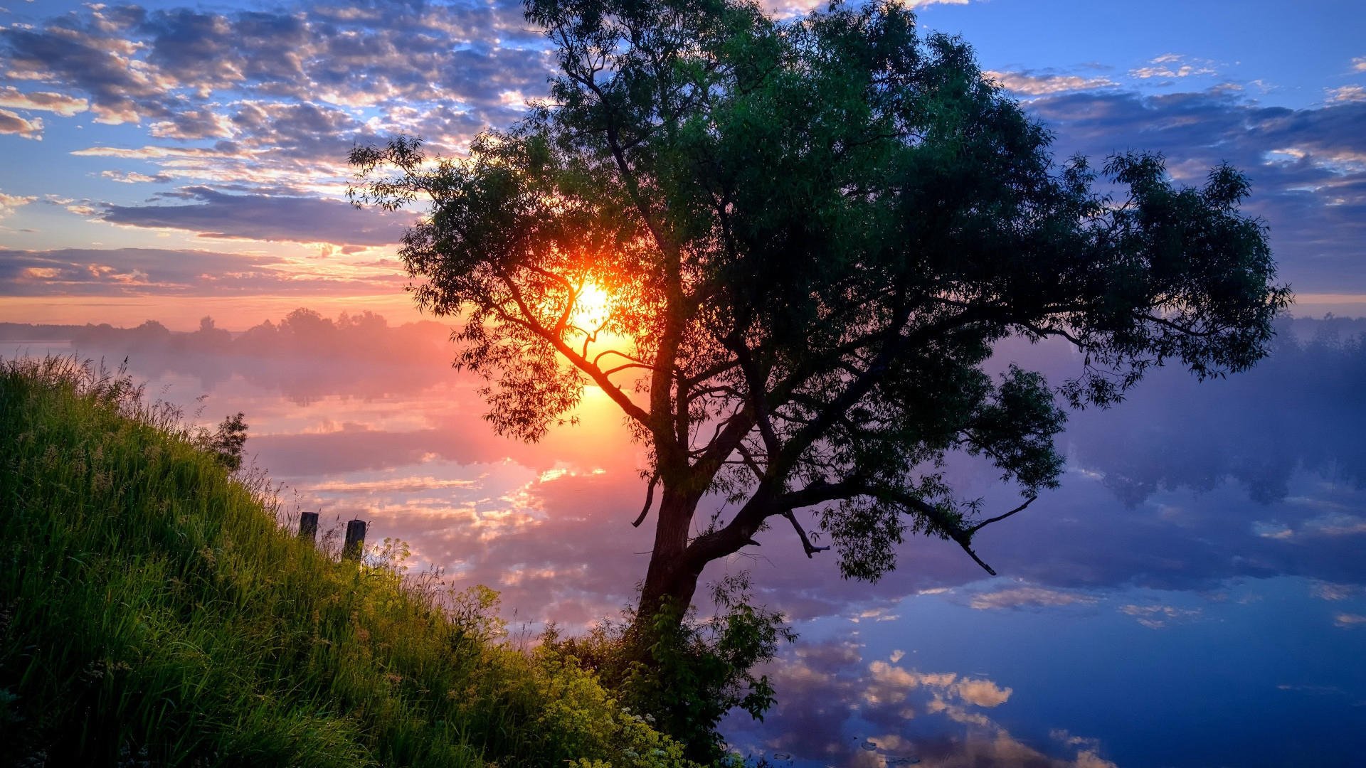 落日余晖 湖 蓝天