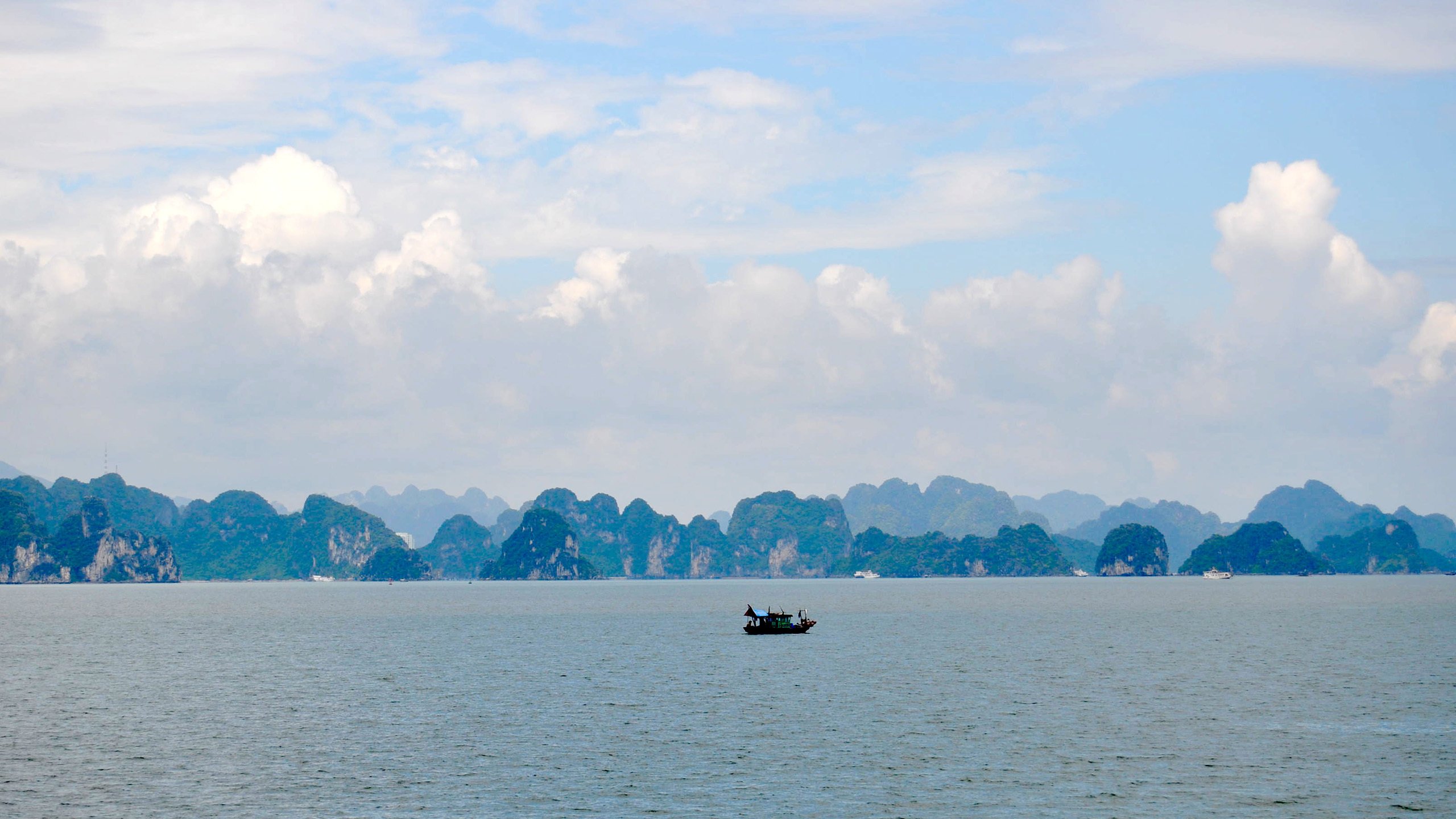 自然风光 小船 微波粼粼