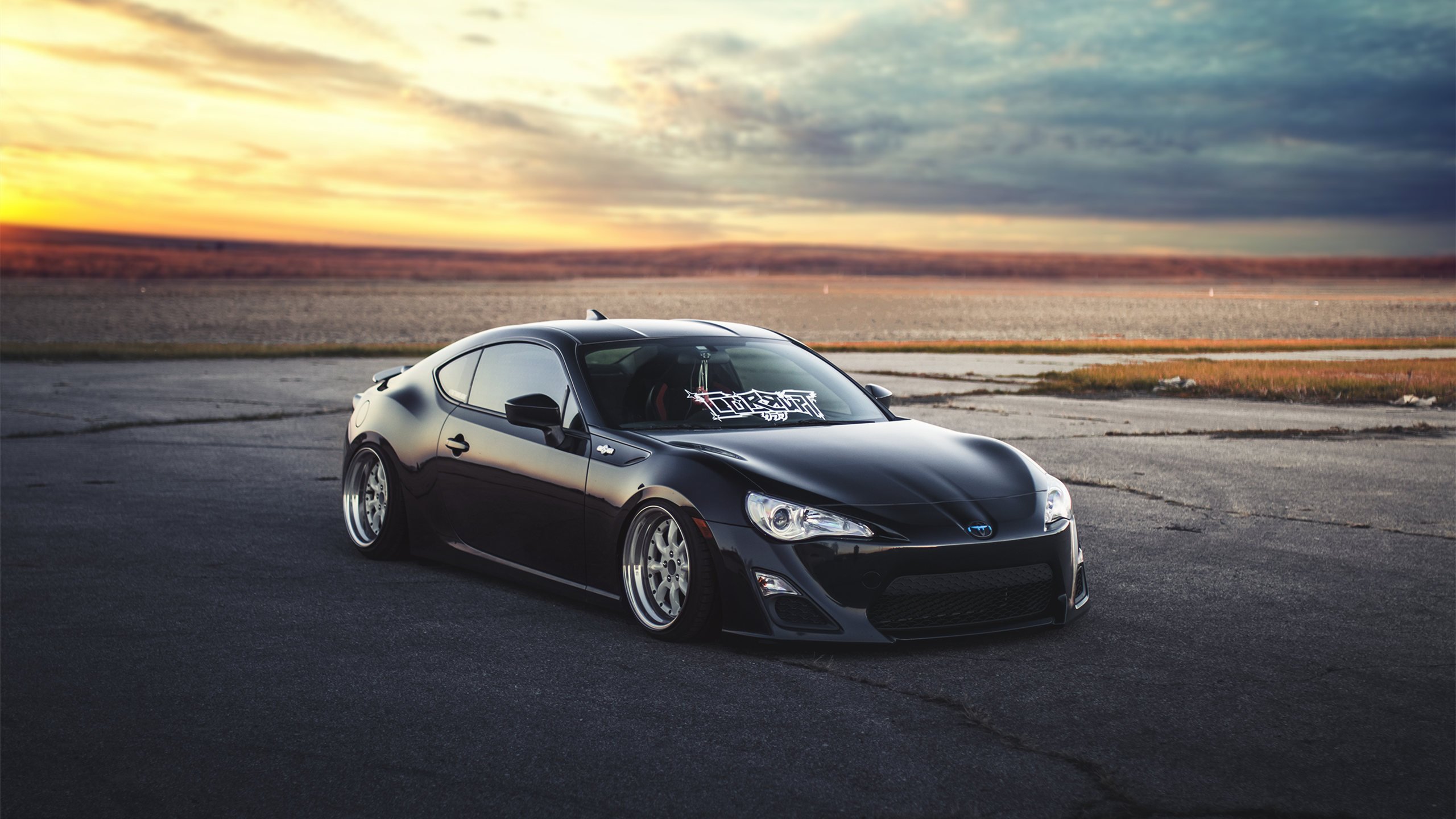 旷野 乌云 晚霞 黑色跑车