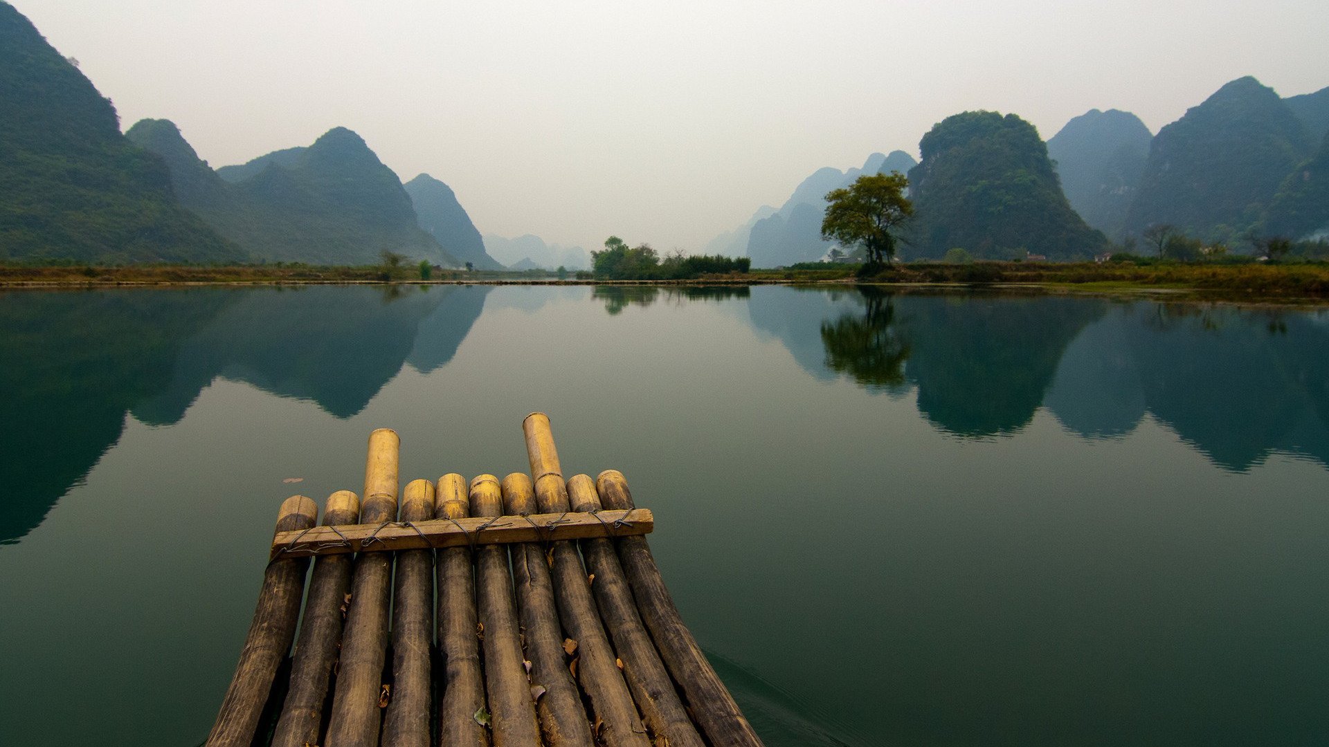 桂林 木筏 漓江 倒影