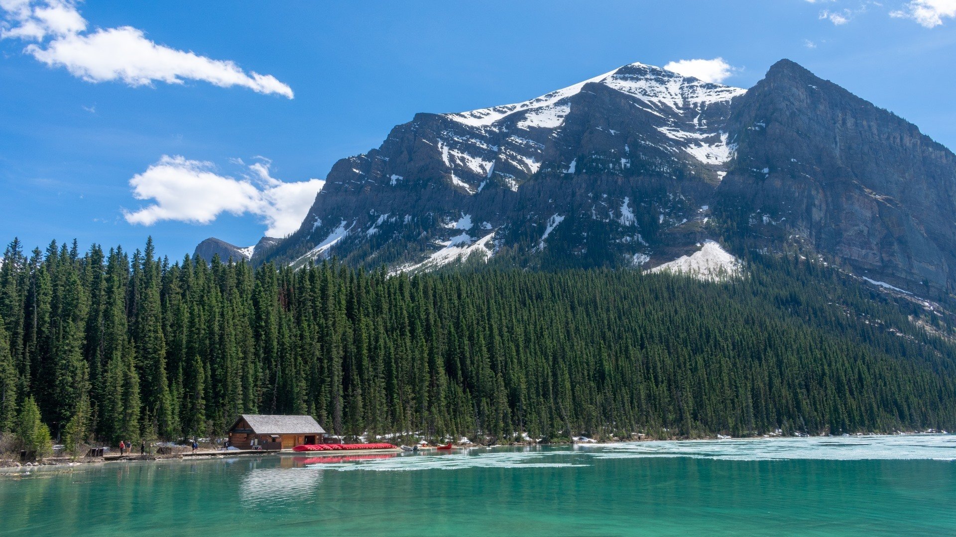 自然风光 雪山 树林 小屋 湖畔 云朵