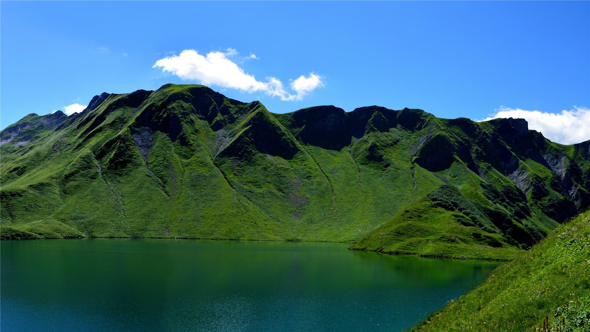 炎炎夏日 山脉 碧绿 蓝天