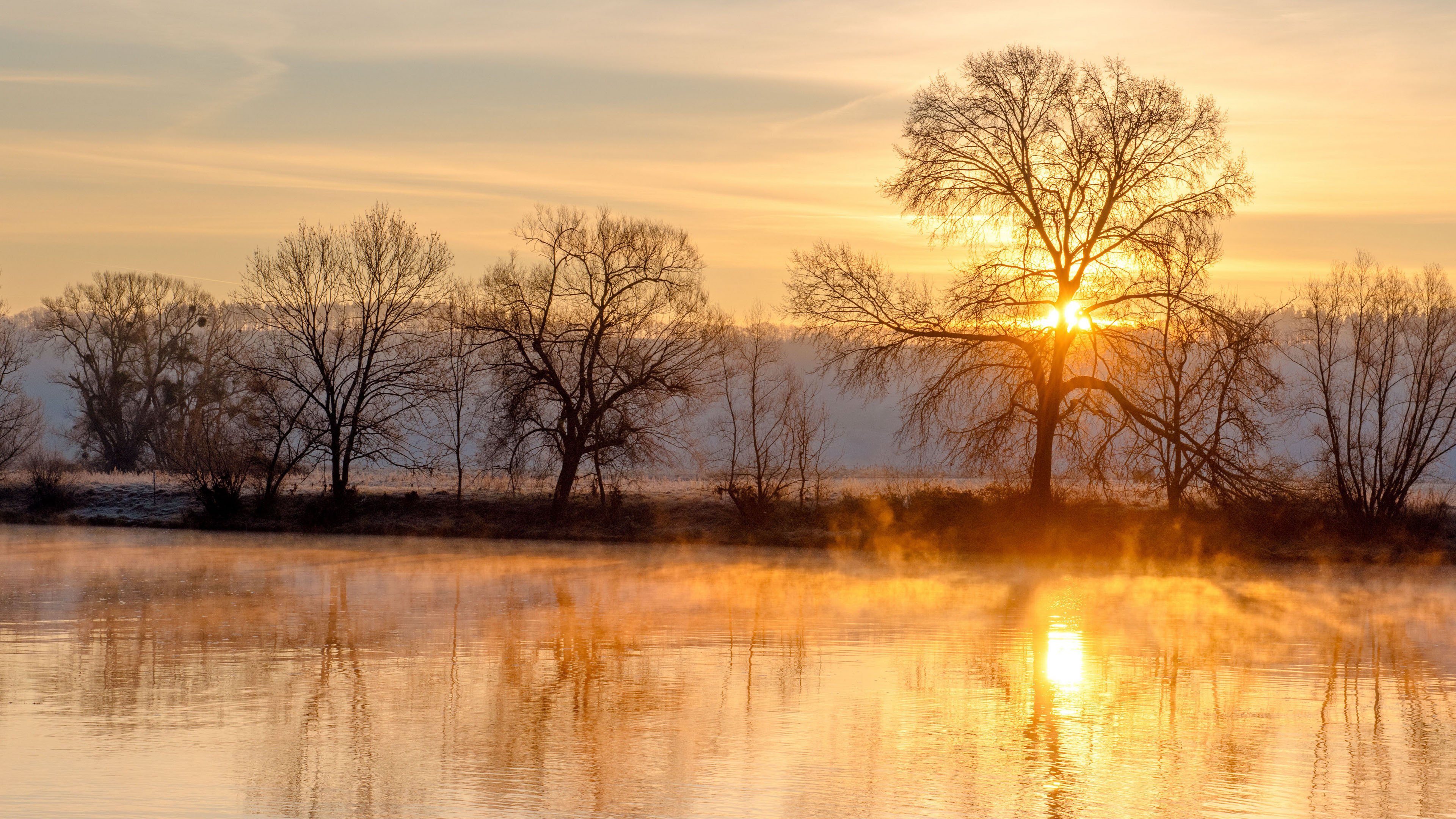 日出 湖面倒影 旭日