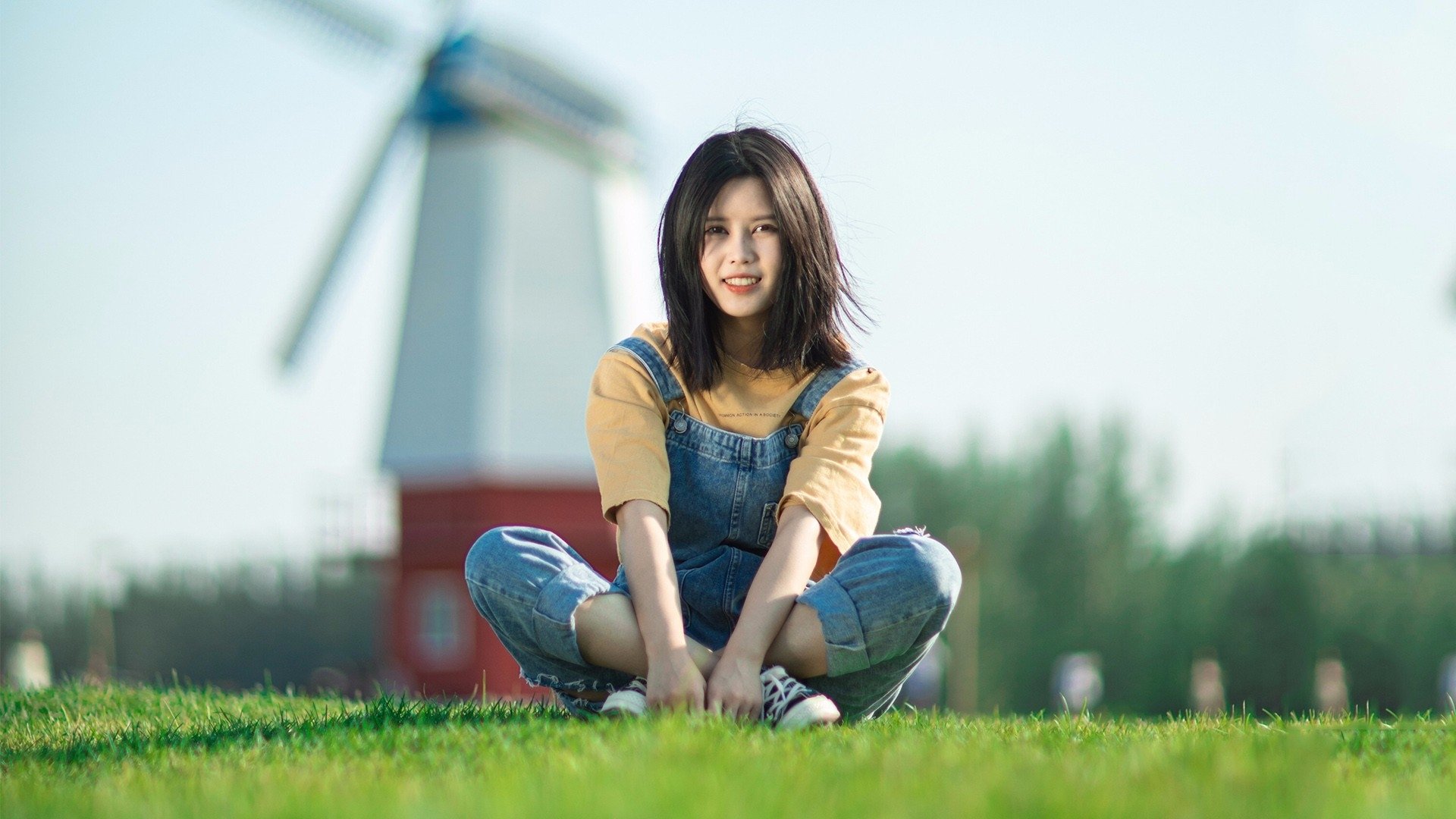 绿草地上的佳人