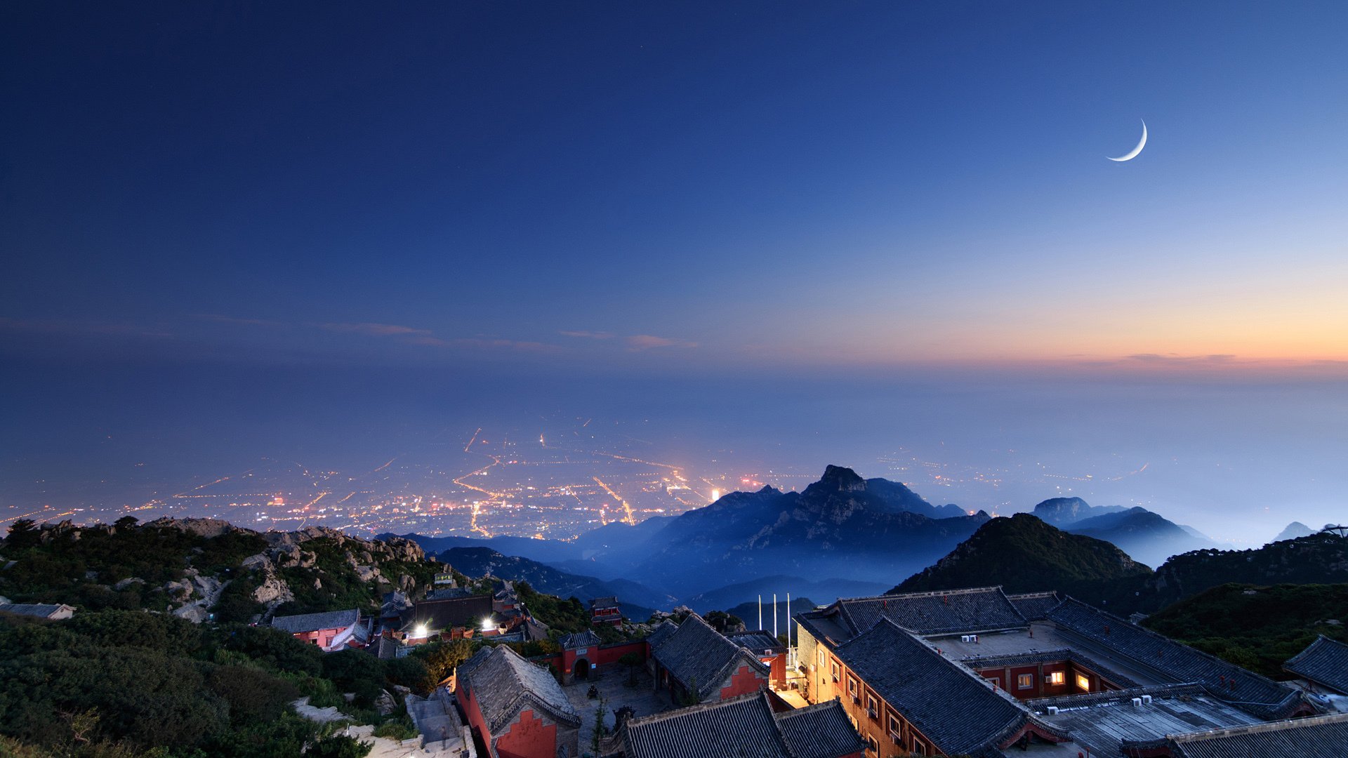 漂亮的夜景  月亮 星空  山上的房子