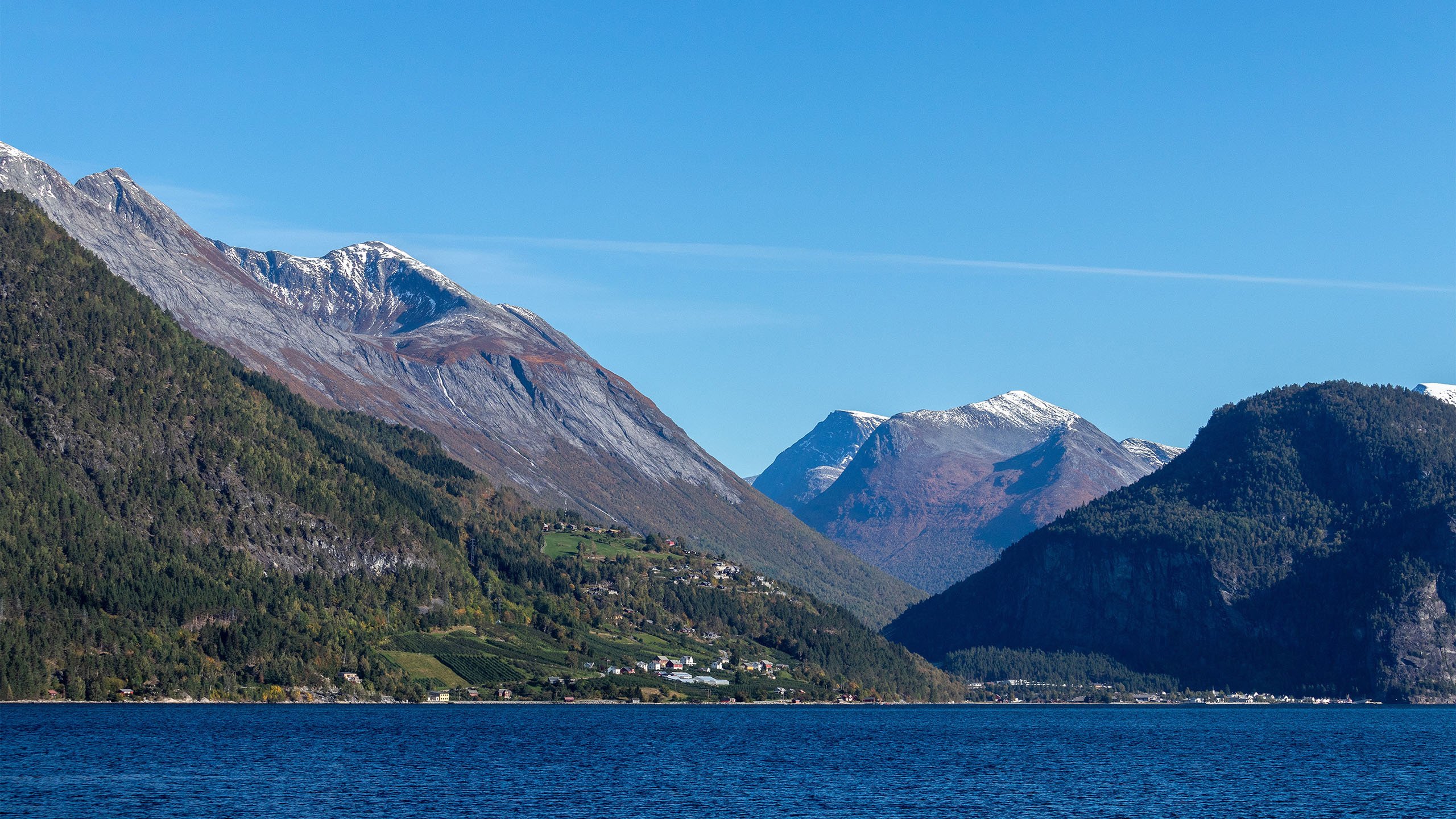 山峰 大江 蓝天 高原