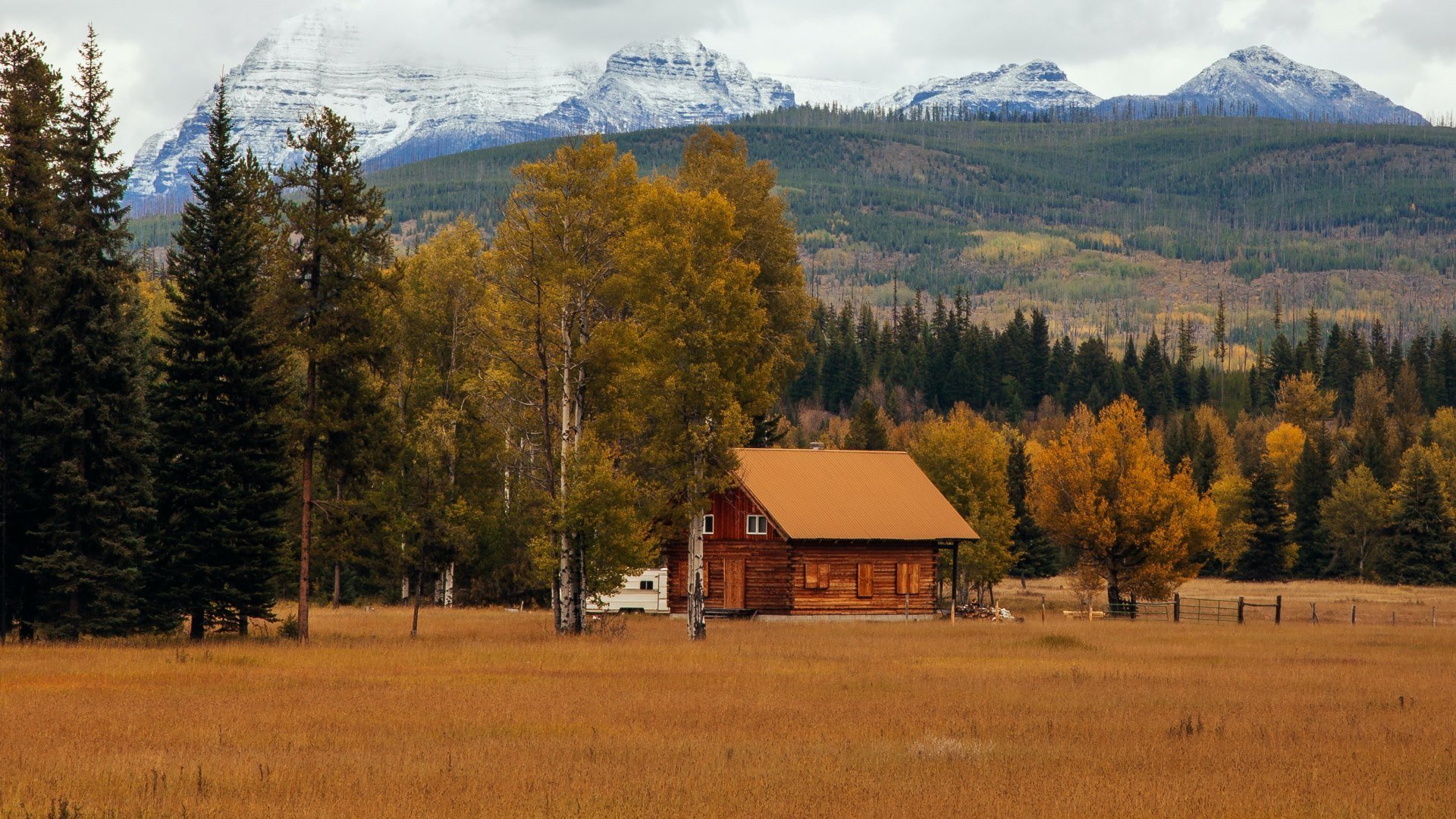 秋意正浓 牧场 小屋 树林 草地 雪山