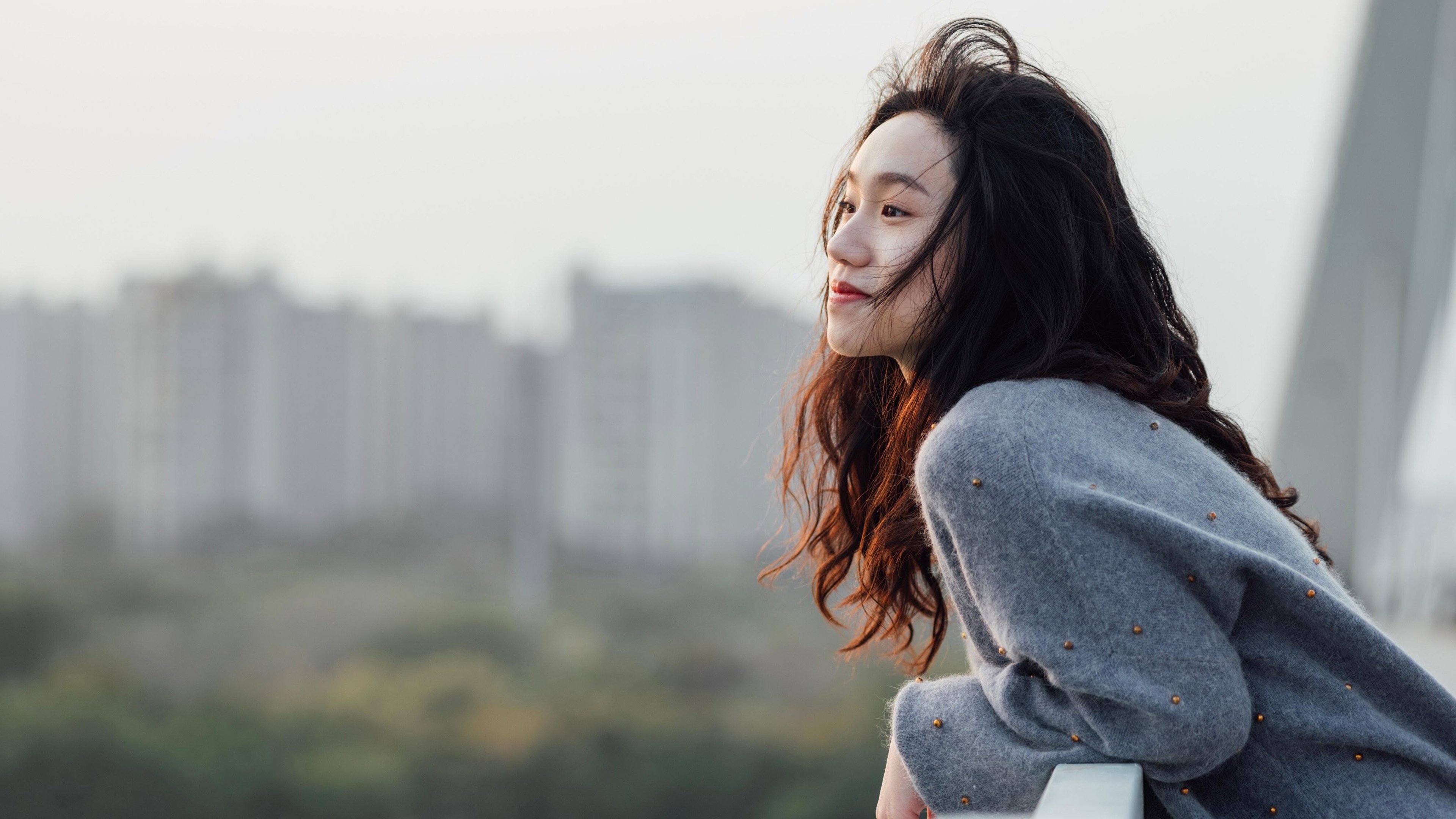 清纯 灰色毛衣 远望 微风 阳光 微笑 可爱