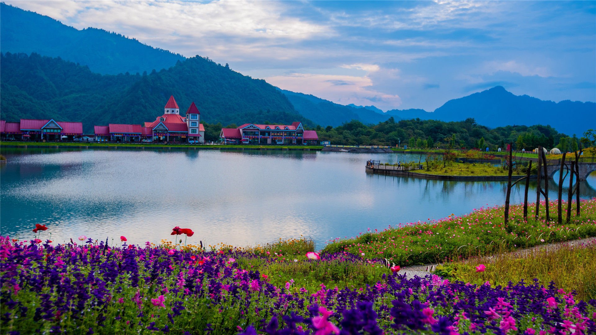 自然风光 西岭雪山 湖 花丛 小镇 山峰